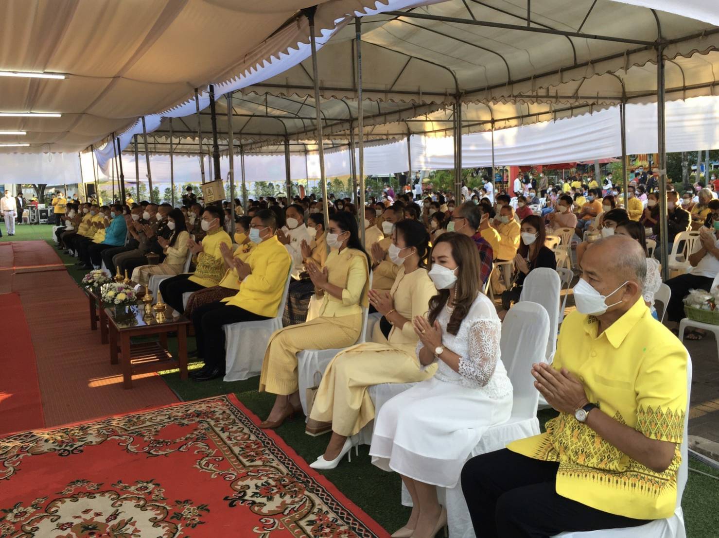 ผู้ว่าราชการจังหวัดขอนแก่น: นำประชาชน และหัวหน้าส่วนราชการร่วมทำบุญตักบาตร ข้าวสารอาหารแห้งวันขึ้นปีใหม่ 2565 เพื่อความเป็นสิริมงคล