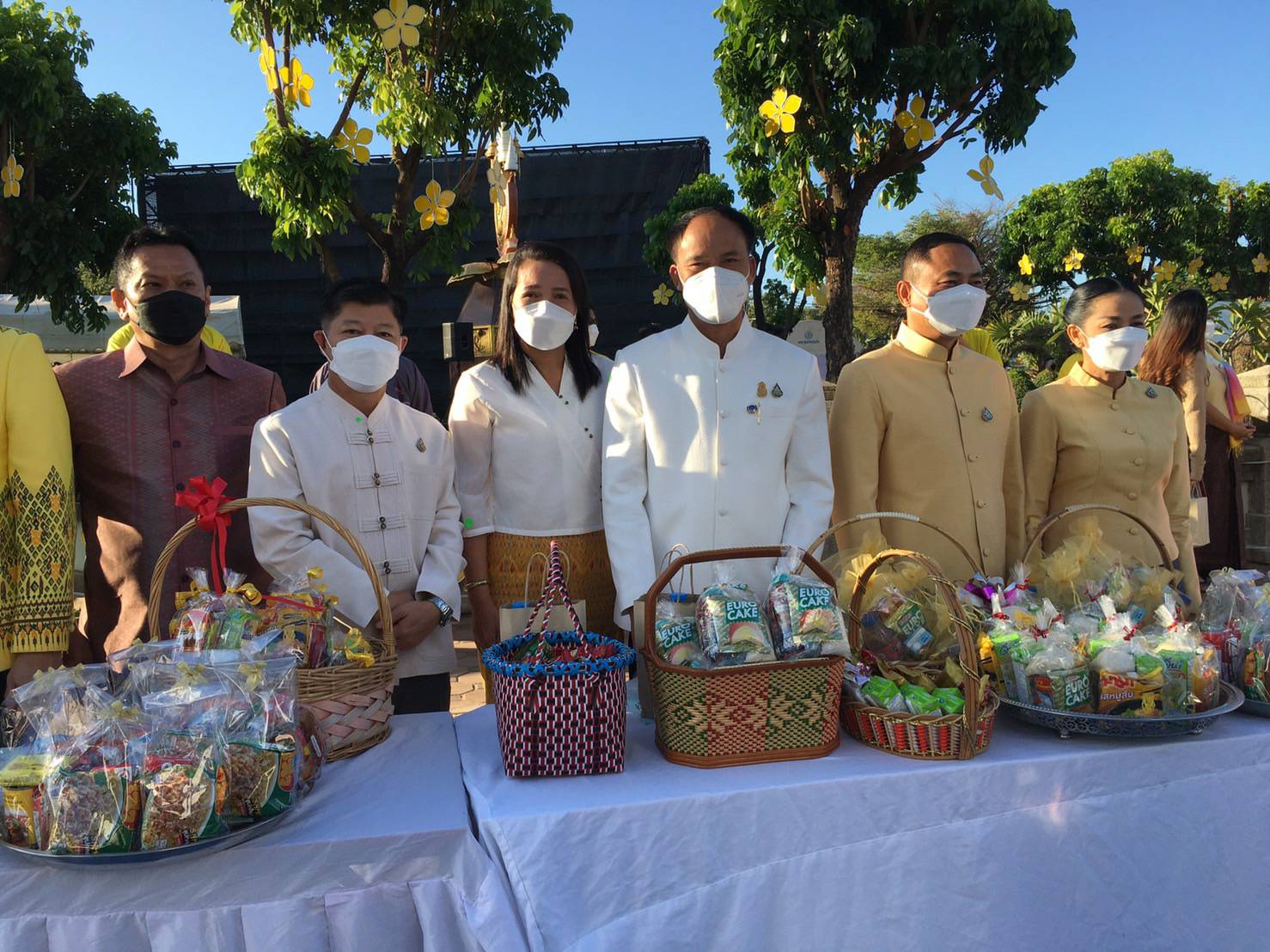 ผู้ว่าราชการจังหวัดขอนแก่น: นำประชาชน และหัวหน้าส่วนราชการร่วมทำบุญตักบาตร ข้าวสารอาหารแห้งวันขึ้นปีใหม่ 2565 เพื่อความเป็นสิริมงคล