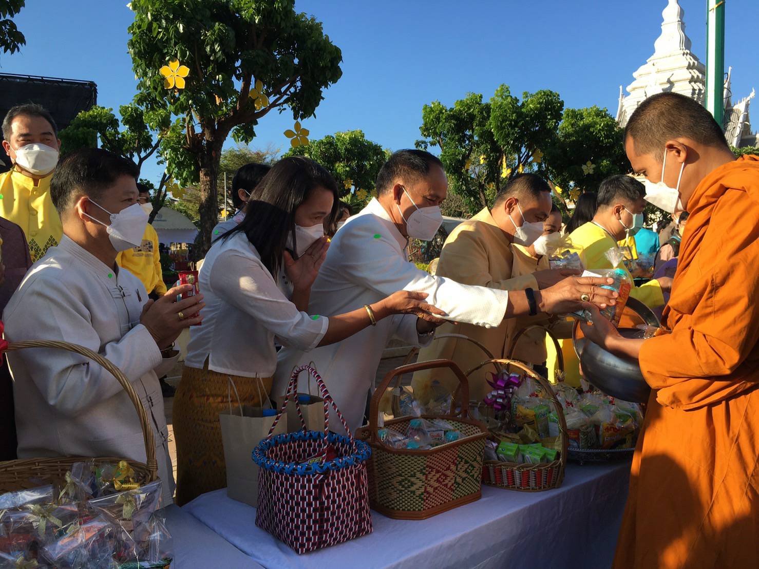 ผู้ว่าราชการจังหวัดขอนแก่น: นำประชาชน และหัวหน้าส่วนราชการร่วมทำบุญตักบาตร ข้าวสารอาหารแห้งวันขึ้นปีใหม่ 2565 เพื่อความเป็นสิริมงคล