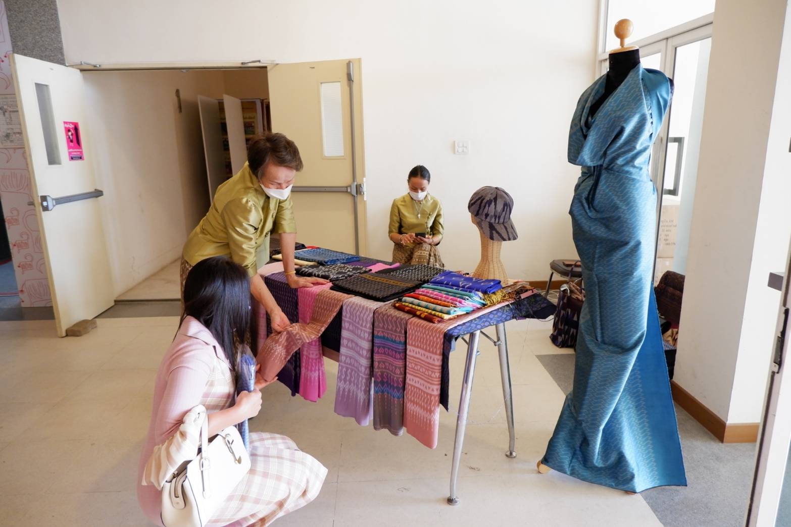 จังหวัดขอนแก่น :  จัดกิจกรรมเฉลิมพระเกียรติเนื่องในวันคล้ายวันประสูติของสมเด็จพระเจ้าลูกเธอ เจ้าฟ้าสิริวัณณวรี นารีรัตนราชกัญญา 8 มกราคม 2565 พร้อมเชิญชวนชาวขอนแก่นแต่งกายด้วยผ้าพื้นถิ่นลายพระราชทาน “ผ้ามัดหมี่ ลายขอเจ้าฟ้าสิริวัณณวรีฯ