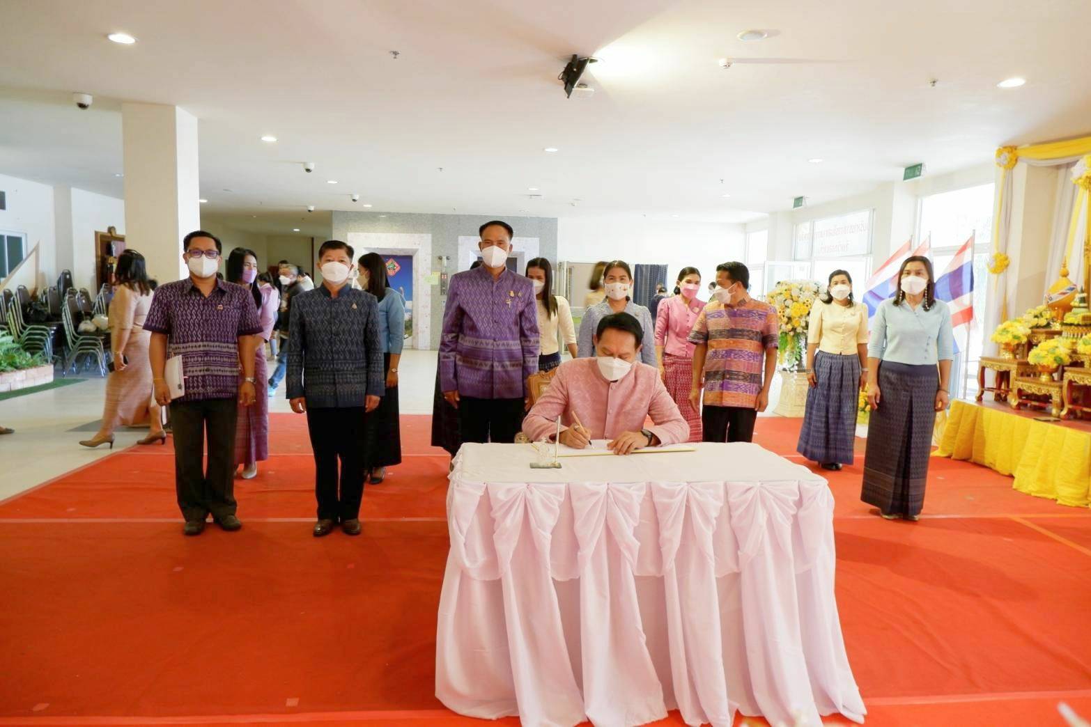 จังหวัดขอนแก่น :  จัดกิจกรรมเฉลิมพระเกียรติเนื่องในวันคล้ายวันประสูติของสมเด็จพระเจ้าลูกเธอ เจ้าฟ้าสิริวัณณวรี นารีรัตนราชกัญญา 8 มกราคม 2565 พร้อมเชิญชวนชาวขอนแก่นแต่งกายด้วยผ้าพื้นถิ่นลายพระราชทาน “ผ้ามัดหมี่ ลายขอเจ้าฟ้าสิริวัณณวรีฯ