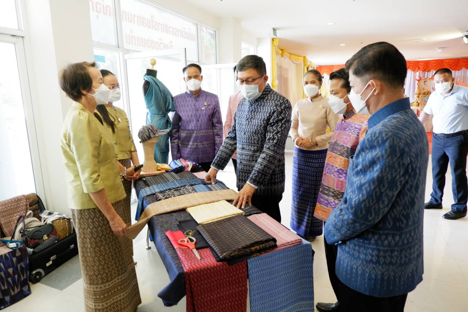 จังหวัดขอนแก่น :  จัดกิจกรรมเฉลิมพระเกียรติเนื่องในวันคล้ายวันประสูติของสมเด็จพระเจ้าลูกเธอ เจ้าฟ้าสิริวัณณวรี นารีรัตนราชกัญญา 8 มกราคม 2565 พร้อมเชิญชวนชาวขอนแก่นแต่งกายด้วยผ้าพื้นถิ่นลายพระราชทาน “ผ้ามัดหมี่ ลายขอเจ้าฟ้าสิริวัณณวรีฯ