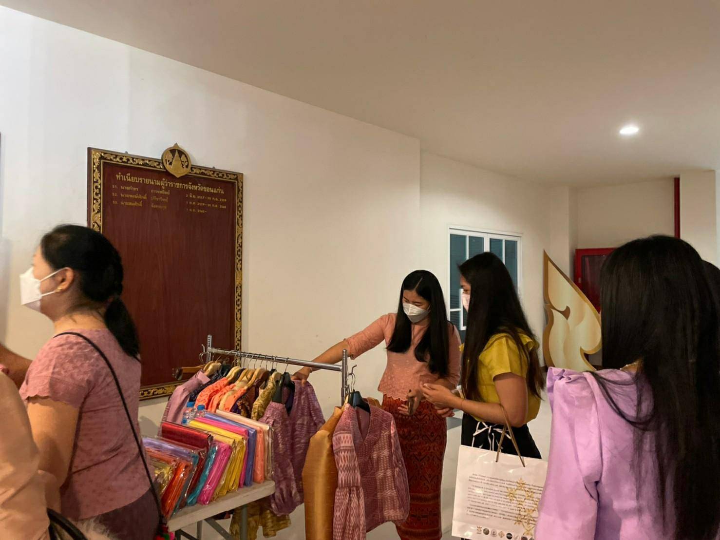จังหวัดขอนแก่น :  จัดกิจกรรมเฉลิมพระเกียรติเนื่องในวันคล้ายวันประสูติของสมเด็จพระเจ้าลูกเธอ เจ้าฟ้าสิริวัณณวรี นารีรัตนราชกัญญา 8 มกราคม 2565 พร้อมเชิญชวนชาวขอนแก่นแต่งกายด้วยผ้าพื้นถิ่นลายพระราชทาน “ผ้ามัดหมี่ ลายขอเจ้าฟ้าสิริวัณณวรีฯ