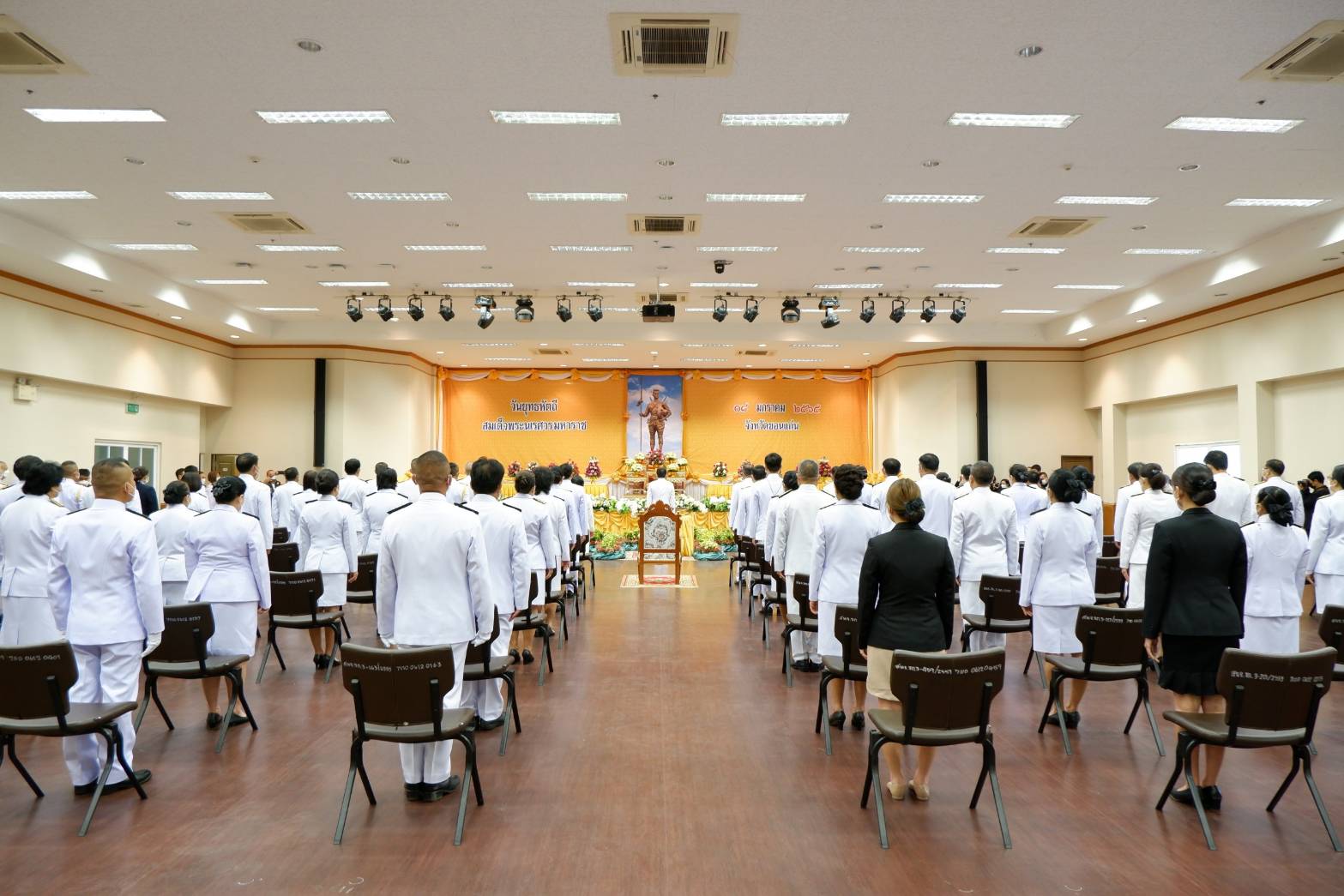 พช.ขอนแก่น : ร่วมพิธีวางพานพุ่มดอกไม้ ถวายราชสักการะหน้าพระบรมสาทิสลักษณ์สมเด็จพระนเรศวรมหาราช เนื่องในวันคล้ายวันกระทำยุทธหัตถีของสมเด็จพระนเรศวรมหาราช
