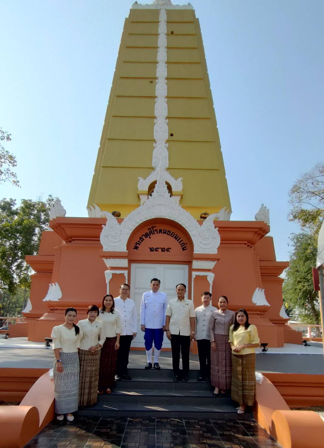 พช.ขอนแก่น:ร่วมพิธีปิดทองพระธาตุศิโรดม เพื่อบูรณะปรับปรุงองค์พระธาตุด้วยการปิดทอง เพื่อความสวยงามและความเป็นศิริมงคล