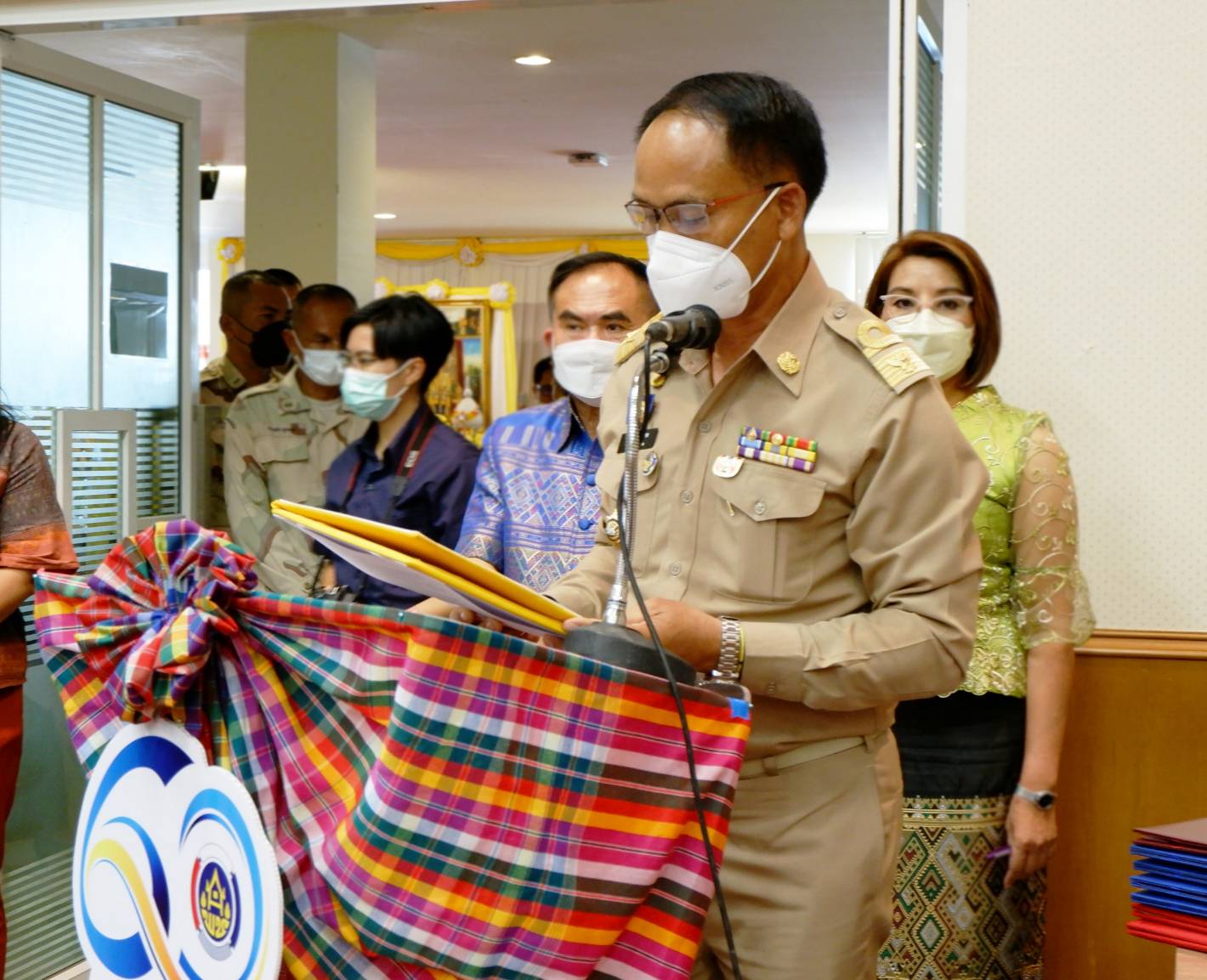 จังหวัดขอนแก่น Kick off และพิธีลงนามประสานความร่วมมือ ( MOU ) ขจัดความยากจนและพัฒนาคนทุกช่วงวัยอย่างยั่งยืน ตามหลักปรัชญาของเศรษฐกิจพอเพียง ภายใต้ยุทธศาสตร์ “แก่นคูน เกื้อกูล คนขอนแก่นไม่ทอดทิ้งกัน” บูรณาการขับเคลื่อนศูนย์ช่วยเหลือสังคมตำบลในทุกๆด้าน ให้กับ 360 ครอบครัว มีชีวิตและความเป็นอยู่ที่ดีขึ้น