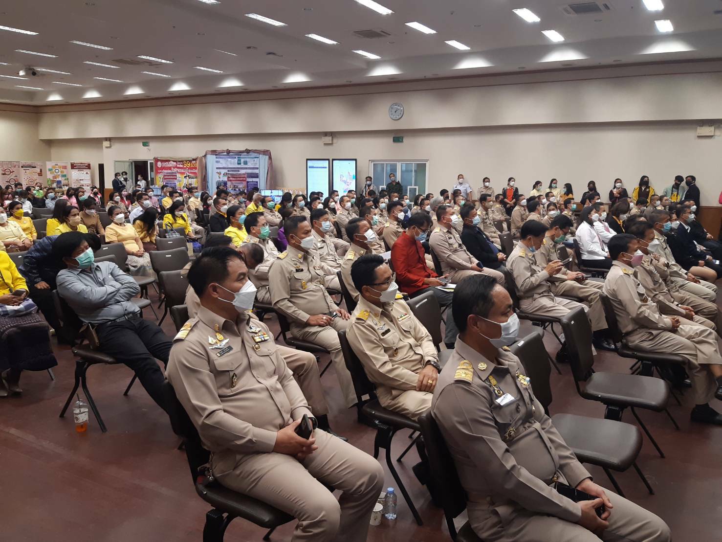 จังหวัดขอนแก่น Kick off และพิธีลงนามประสานความร่วมมือ ( MOU ) ขจัดความยากจนและพัฒนาคนทุกช่วงวัยอย่างยั่งยืน ตามหลักปรัชญาของเศรษฐกิจพอเพียง ภายใต้ยุทธศาสตร์ “แก่นคูน เกื้อกูล คนขอนแก่นไม่ทอดทิ้งกัน” บูรณาการขับเคลื่อนศูนย์ช่วยเหลือสังคมตำบลในทุกๆด้าน ให้กับ 360 ครอบครัว มีชีวิตและความเป็นอยู่ที่ดีขึ้น