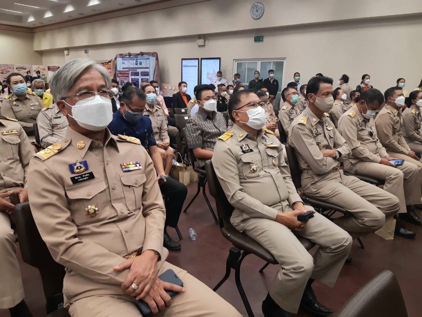 จังหวัดขอนแก่น Kick off และพิธีลงนามประสานความร่วมมือ ( MOU ) ขจัดความยากจนและพัฒนาคนทุกช่วงวัยอย่างยั่งยืน ตามหลักปรัชญาของเศรษฐกิจพอเพียง ภายใต้ยุทธศาสตร์ “แก่นคูน เกื้อกูล คนขอนแก่นไม่ทอดทิ้งกัน” บูรณาการขับเคลื่อนศูนย์ช่วยเหลือสังคมตำบลในทุกๆด้าน ให้กับ 360 ครอบครัว มีชีวิตและความเป็นอยู่ที่ดีขึ้น