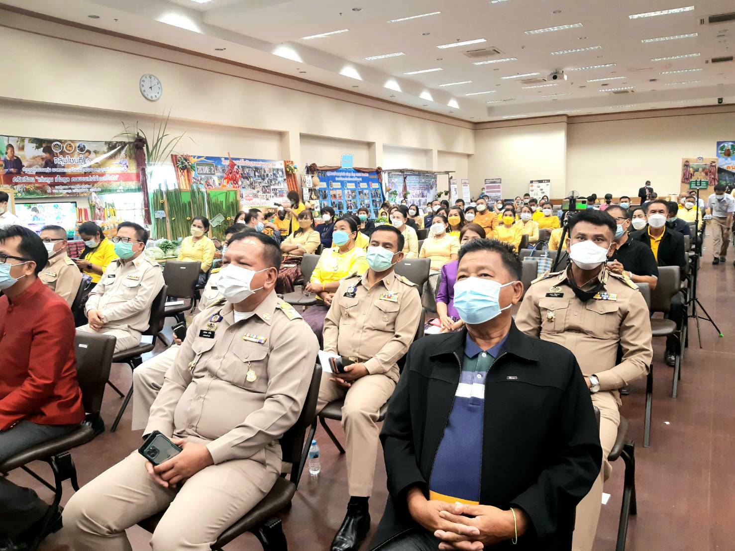 จังหวัดขอนแก่น Kick off และพิธีลงนามประสานความร่วมมือ ( MOU ) ขจัดความยากจนและพัฒนาคนทุกช่วงวัยอย่างยั่งยืน ตามหลักปรัชญาของเศรษฐกิจพอเพียง ภายใต้ยุทธศาสตร์ “แก่นคูน เกื้อกูล คนขอนแก่นไม่ทอดทิ้งกัน” บูรณาการขับเคลื่อนศูนย์ช่วยเหลือสังคมตำบลในทุกๆด้าน ให้กับ 360 ครอบครัว มีชีวิตและความเป็นอยู่ที่ดีขึ้น