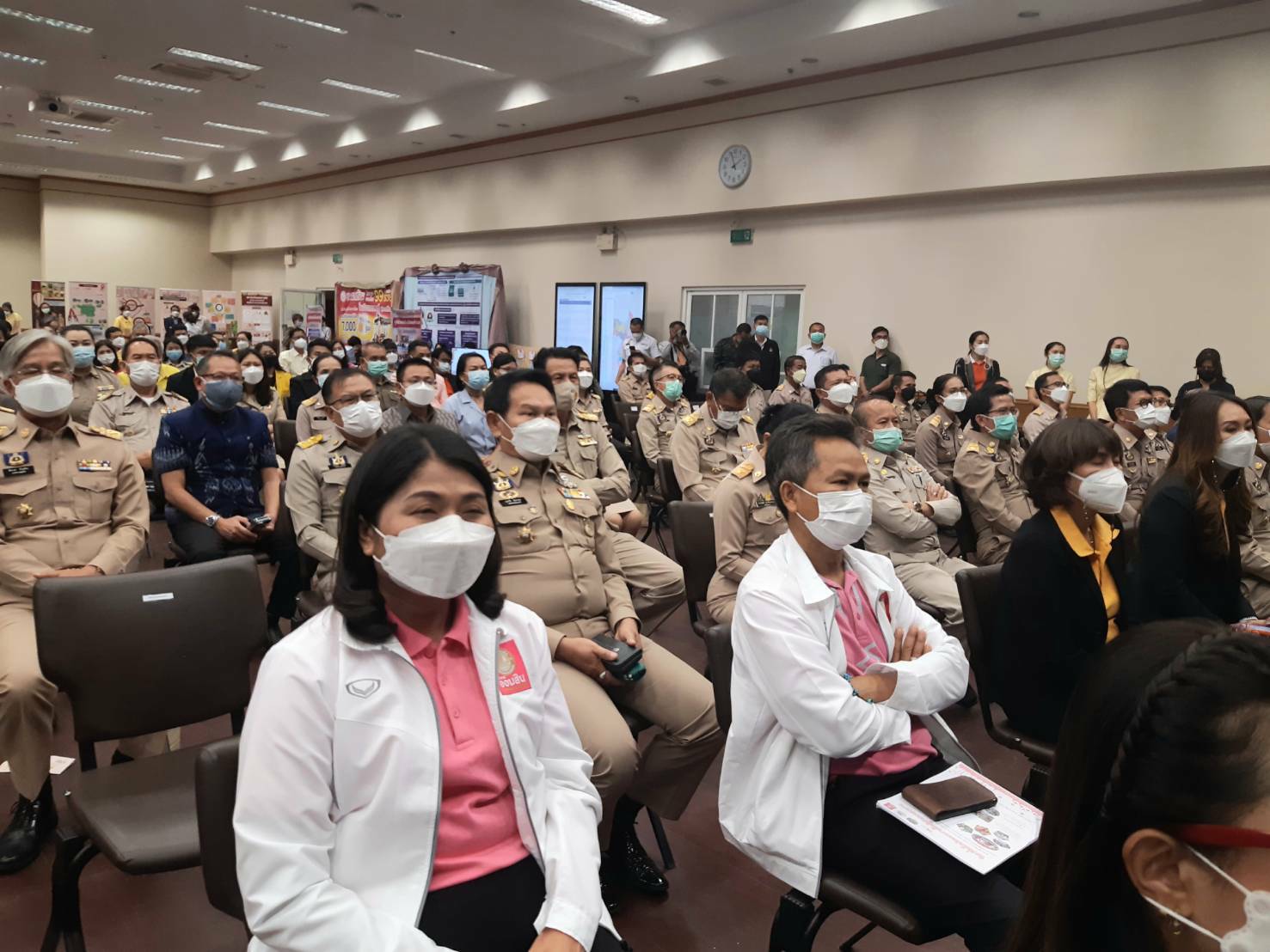 จังหวัดขอนแก่น Kick off และพิธีลงนามประสานความร่วมมือ ( MOU ) ขจัดความยากจนและพัฒนาคนทุกช่วงวัยอย่างยั่งยืน ตามหลักปรัชญาของเศรษฐกิจพอเพียง ภายใต้ยุทธศาสตร์ “แก่นคูน เกื้อกูล คนขอนแก่นไม่ทอดทิ้งกัน” บูรณาการขับเคลื่อนศูนย์ช่วยเหลือสังคมตำบลในทุกๆด้าน ให้กับ 360 ครอบครัว มีชีวิตและความเป็นอยู่ที่ดีขึ้น