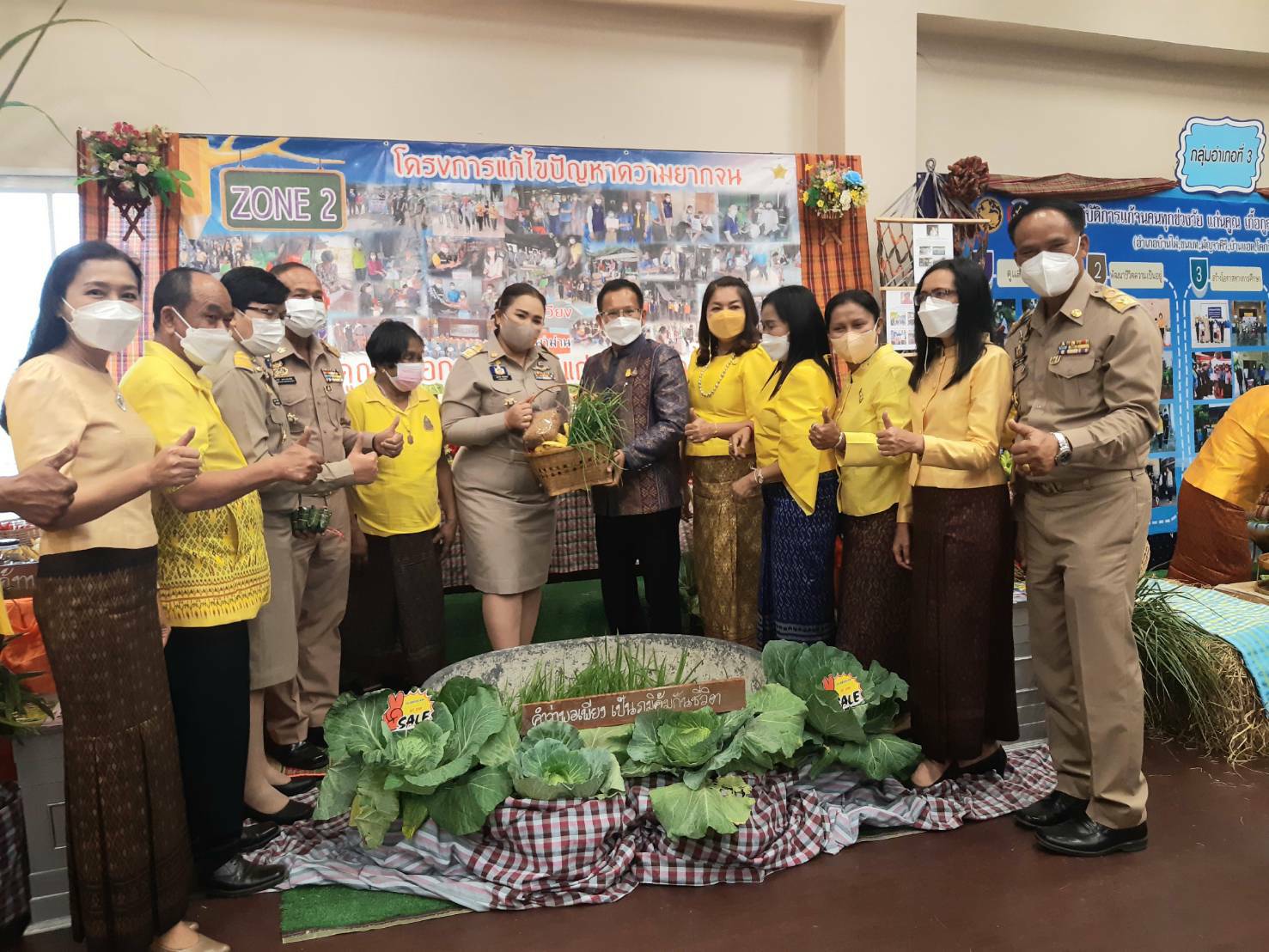 จังหวัดขอนแก่น Kick off และพิธีลงนามประสานความร่วมมือ ( MOU ) ขจัดความยากจนและพัฒนาคนทุกช่วงวัยอย่างยั่งยืน ตามหลักปรัชญาของเศรษฐกิจพอเพียง ภายใต้ยุทธศาสตร์ “แก่นคูน เกื้อกูล คนขอนแก่นไม่ทอดทิ้งกัน” บูรณาการขับเคลื่อนศูนย์ช่วยเหลือสังคมตำบลในทุกๆด้าน ให้กับ 360 ครอบครัว มีชีวิตและความเป็นอยู่ที่ดีขึ้น