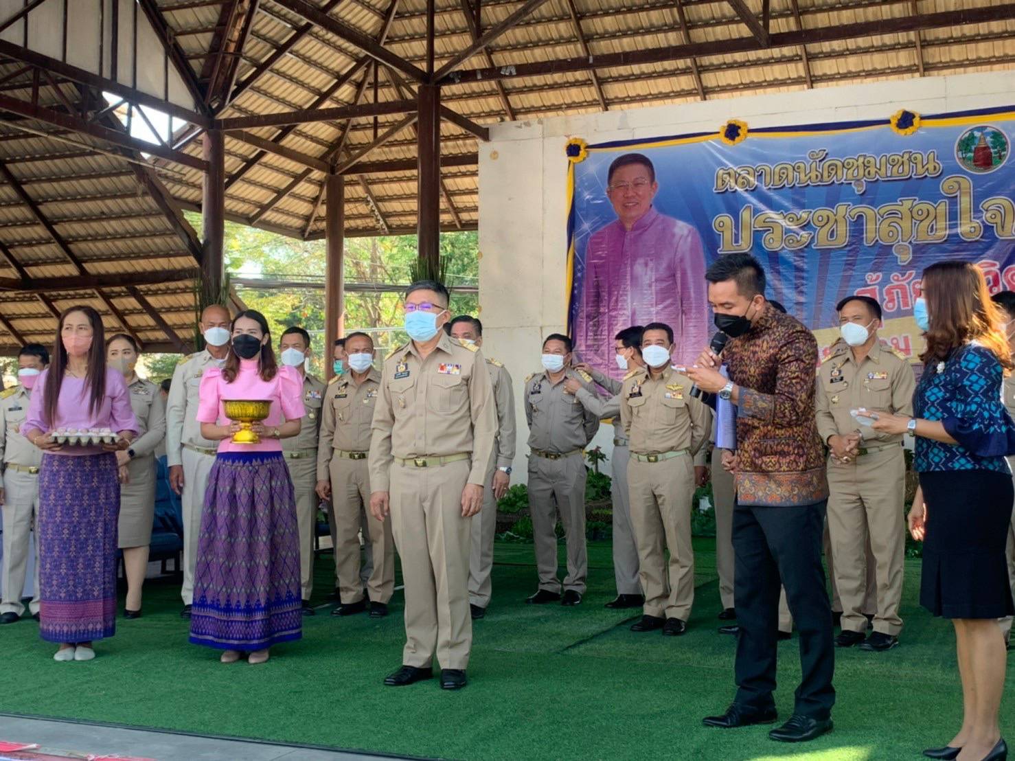 จังหวัดขอนแก่น :ผนึกกำลังภาครัฐ ภาคเอกชน ภาคประชาชนร่วมแรงร่วมใจจัดงาน ตลาดนัดชุมชน ประชาสุขใจ สู้ภัย COVID -19