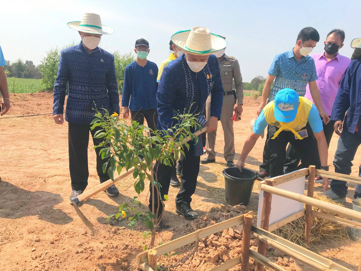 ผู้บริหารกรมการพัฒนาชุมชน ลงพื้นที่จังหวัดขอนแก่น ติดตามตรวจเยี่ยมและร่วมกิจกรรมเอามื้อสามัคคี ” โคก หนอง นา โมเดล ” ตามโครงการพัฒนาพื้นที่ต้นแบบการพัฒนาคุณภาพชีวิตตามหลักทฤษฎีใหม่ ประยุกต์สู่โคกหนองนาโมเดล ระดับตำบล CLM 