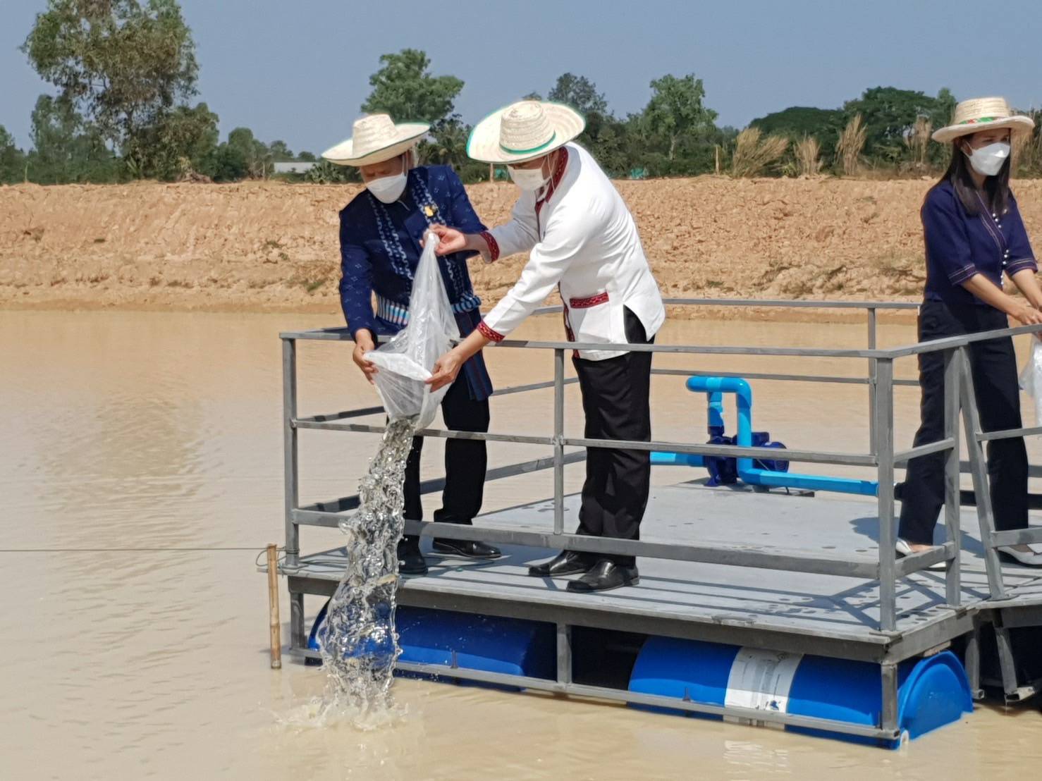 ผู้บริหารกรมการพัฒนาชุมชน ลงพื้นที่จังหวัดขอนแก่น ติดตามตรวจเยี่ยมและร่วมกิจกรรมเอามื้อสามัคคี ” โคก หนอง นา โมเดล ” ตามโครงการพัฒนาพื้นที่ต้นแบบการพัฒนาคุณภาพชีวิตตามหลักทฤษฎีใหม่ ประยุกต์สู่โคกหนองนาโมเดล ระดับตำบล CLM 