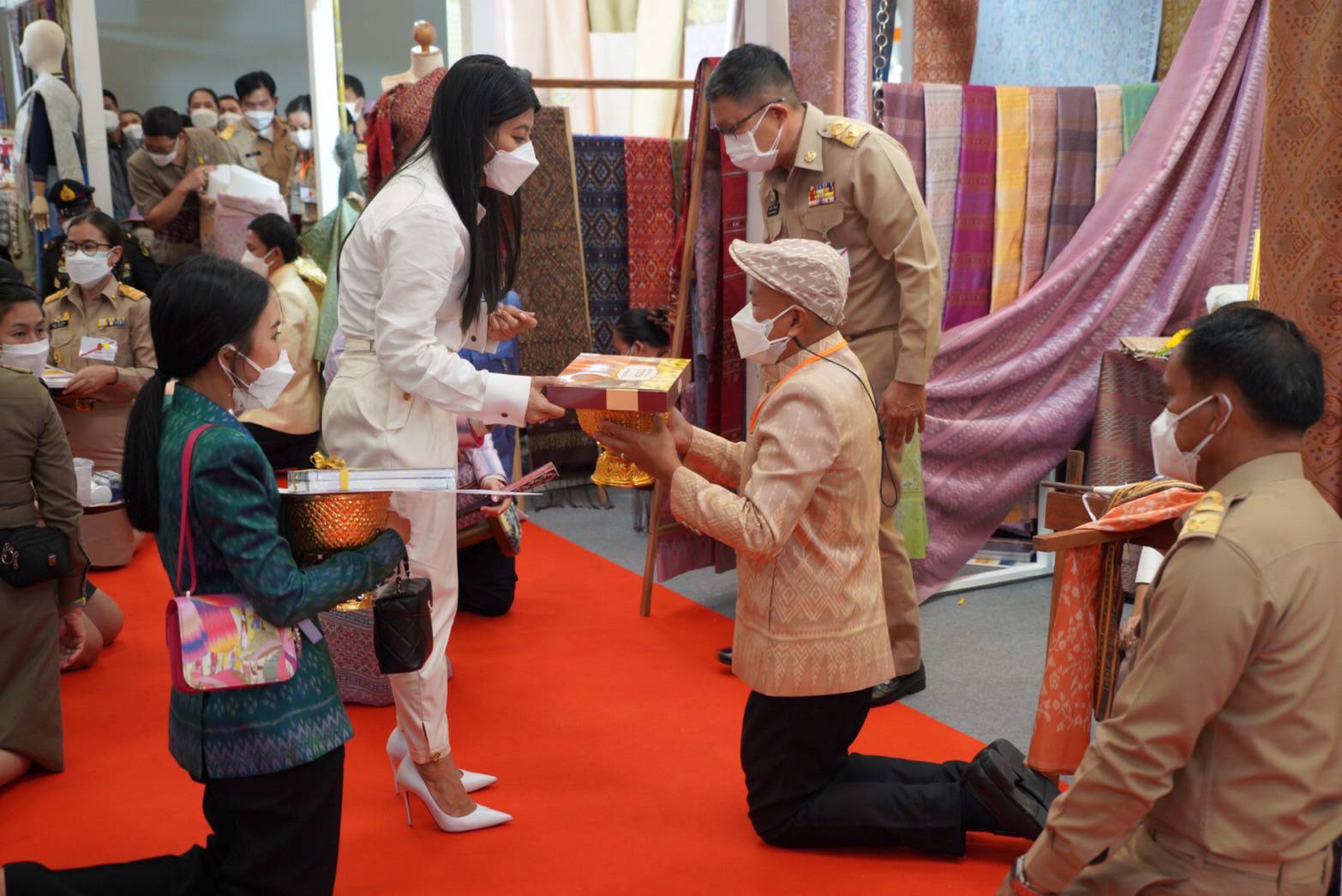 จังหวัดขอนแก่น : ปลื้มปิติ!!! สมเด็จพระเจ้าลูกเธอ เจ้าฟ้าสิริวัณณวรีฯ เสด็จทรงเป็นประธานงานเสวนาวิชาการ” หนังสือแนวโน้มและทิศทางผ้าไทยและเครื่องแต่งกายด้วยผ้าไทยเล่มที่ 2 และทอดพระเนตร นิทรรศการผลิตภัณฑ์ผ้าทอ เครื่องแต่งกาย และงานหัตถกรรมชุมชนภาคตะวันออกเฉียงเหนือ ของจังหวัดขอนแก่น