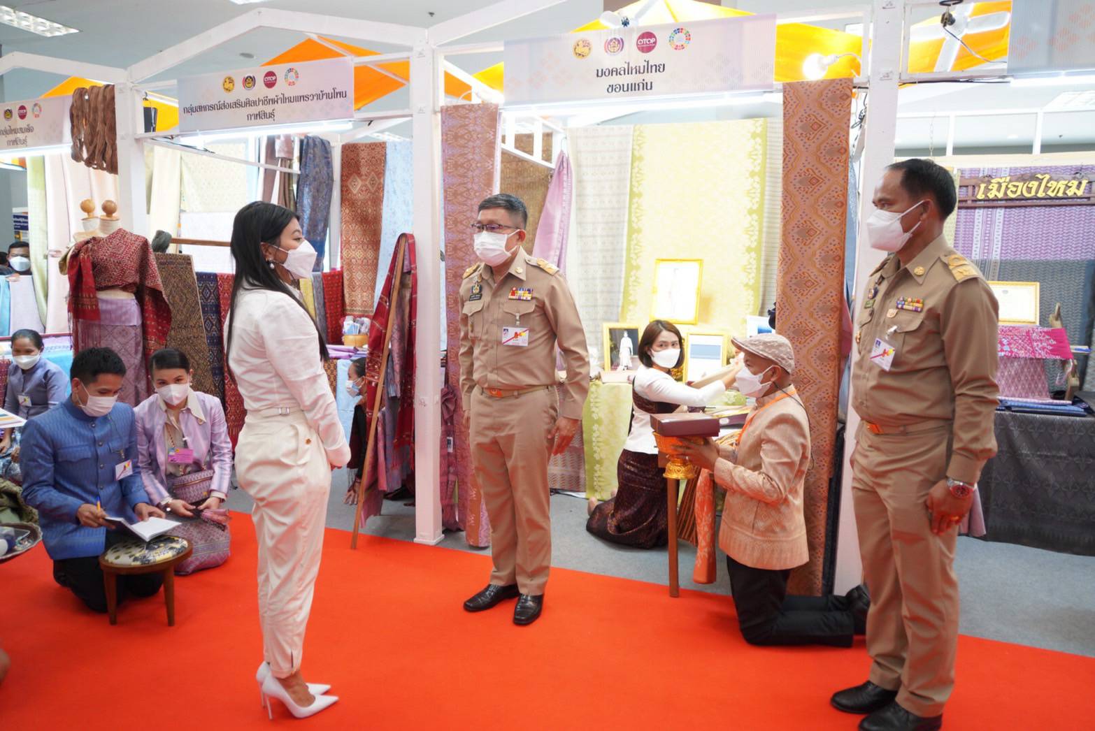 จังหวัดขอนแก่น : ปลื้มปิติ!!! สมเด็จพระเจ้าลูกเธอ เจ้าฟ้าสิริวัณณวรีฯ เสด็จทรงเป็นประธานงานเสวนาวิชาการ” หนังสือแนวโน้มและทิศทางผ้าไทยและเครื่องแต่งกายด้วยผ้าไทยเล่มที่ 2 และทอดพระเนตร นิทรรศการผลิตภัณฑ์ผ้าทอ เครื่องแต่งกาย และงานหัตถกรรมชุมชนภาคตะวันออกเฉียงเหนือ ของจังหวัดขอนแก่น