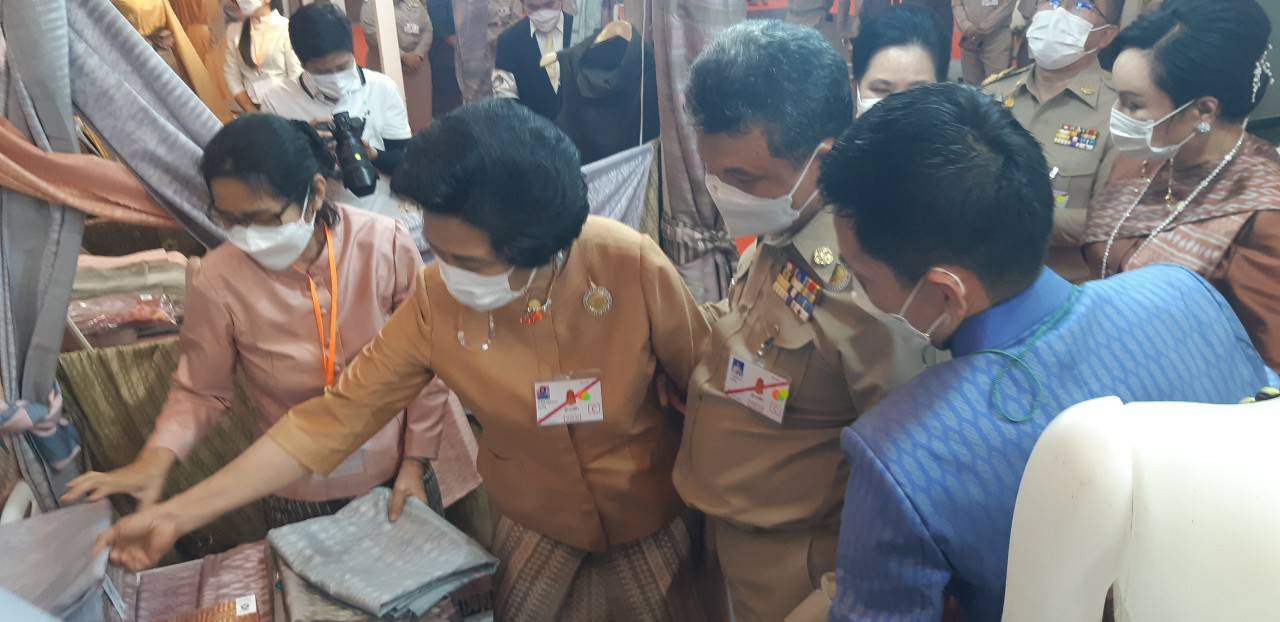 จังหวัดขอนแก่น : ปลื้มปิติ!!! สมเด็จพระเจ้าลูกเธอ เจ้าฟ้าสิริวัณณวรีฯ เสด็จทรงเป็นประธานงานเสวนาวิชาการ” หนังสือแนวโน้มและทิศทางผ้าไทยและเครื่องแต่งกายด้วยผ้าไทยเล่มที่ 2 และทอดพระเนตร นิทรรศการผลิตภัณฑ์ผ้าทอ เครื่องแต่งกาย และงานหัตถกรรมชุมชนภาคตะวันออกเฉียงเหนือ ของจังหวัดขอนแก่น
