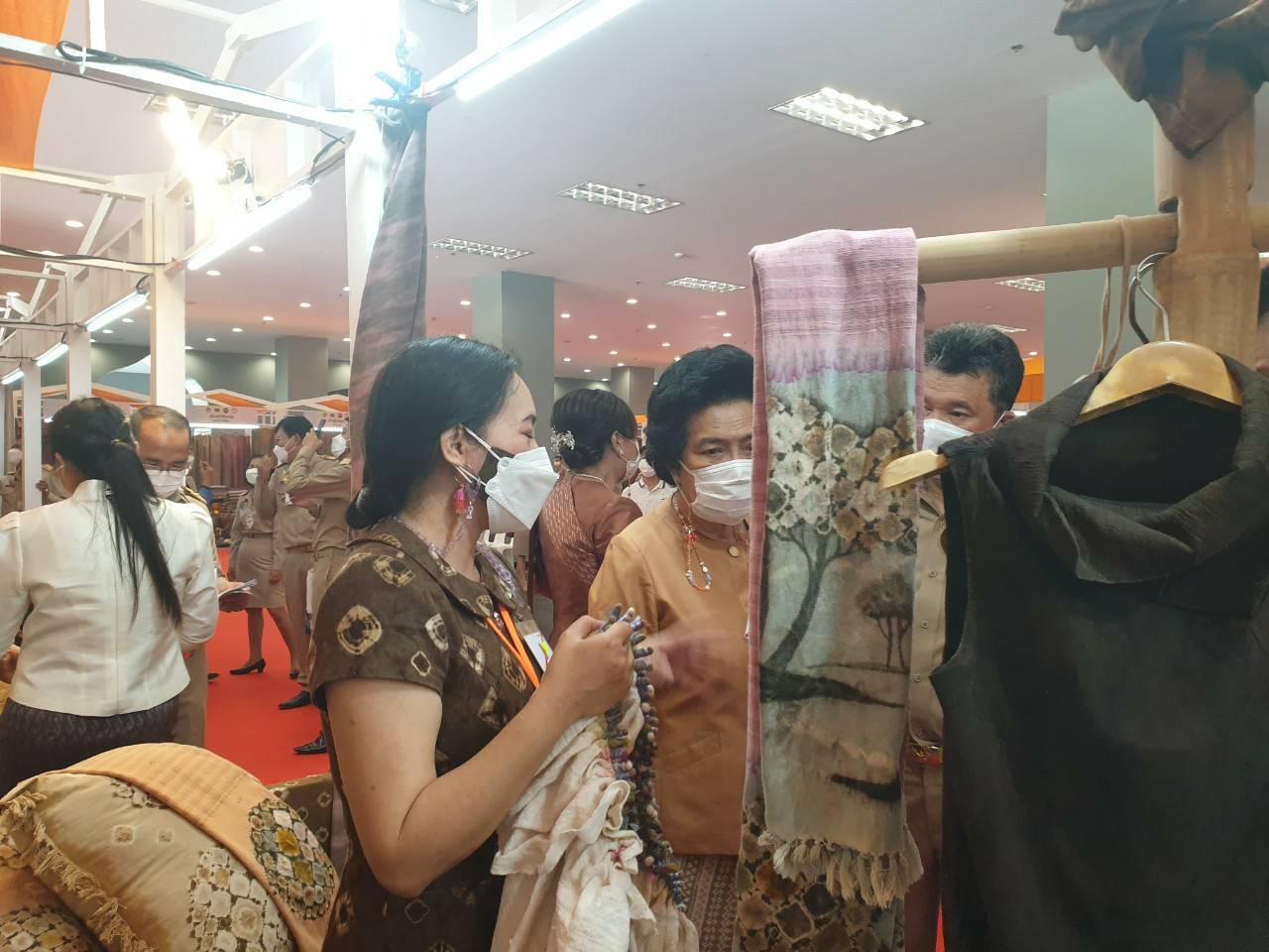 จังหวัดขอนแก่น : ปลื้มปิติ!!! สมเด็จพระเจ้าลูกเธอ เจ้าฟ้าสิริวัณณวรีฯ เสด็จทรงเป็นประธานงานเสวนาวิชาการ” หนังสือแนวโน้มและทิศทางผ้าไทยและเครื่องแต่งกายด้วยผ้าไทยเล่มที่ 2 และทอดพระเนตร นิทรรศการผลิตภัณฑ์ผ้าทอ เครื่องแต่งกาย และงานหัตถกรรมชุมชนภาคตะวันออกเฉียงเหนือ ของจังหวัดขอนแก่น