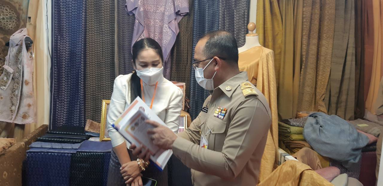 จังหวัดขอนแก่น : ปลื้มปิติ!!! สมเด็จพระเจ้าลูกเธอ เจ้าฟ้าสิริวัณณวรีฯ เสด็จทรงเป็นประธานงานเสวนาวิชาการ” หนังสือแนวโน้มและทิศทางผ้าไทยและเครื่องแต่งกายด้วยผ้าไทยเล่มที่ 2 และทอดพระเนตร นิทรรศการผลิตภัณฑ์ผ้าทอ เครื่องแต่งกาย และงานหัตถกรรมชุมชนภาคตะวันออกเฉียงเหนือ ของจังหวัดขอนแก่น