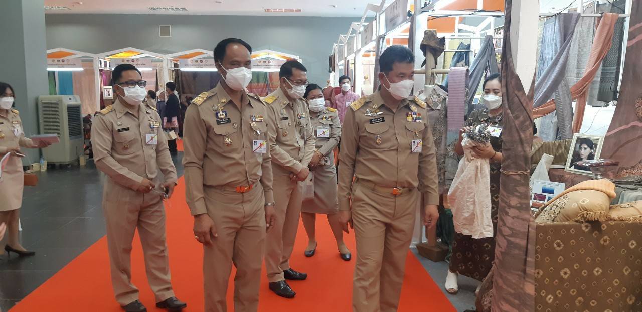 จังหวัดขอนแก่น : ปลื้มปิติ!!! สมเด็จพระเจ้าลูกเธอ เจ้าฟ้าสิริวัณณวรีฯ เสด็จทรงเป็นประธานงานเสวนาวิชาการ” หนังสือแนวโน้มและทิศทางผ้าไทยและเครื่องแต่งกายด้วยผ้าไทยเล่มที่ 2 และทอดพระเนตร นิทรรศการผลิตภัณฑ์ผ้าทอ เครื่องแต่งกาย และงานหัตถกรรมชุมชนภาคตะวันออกเฉียงเหนือ ของจังหวัดขอนแก่น