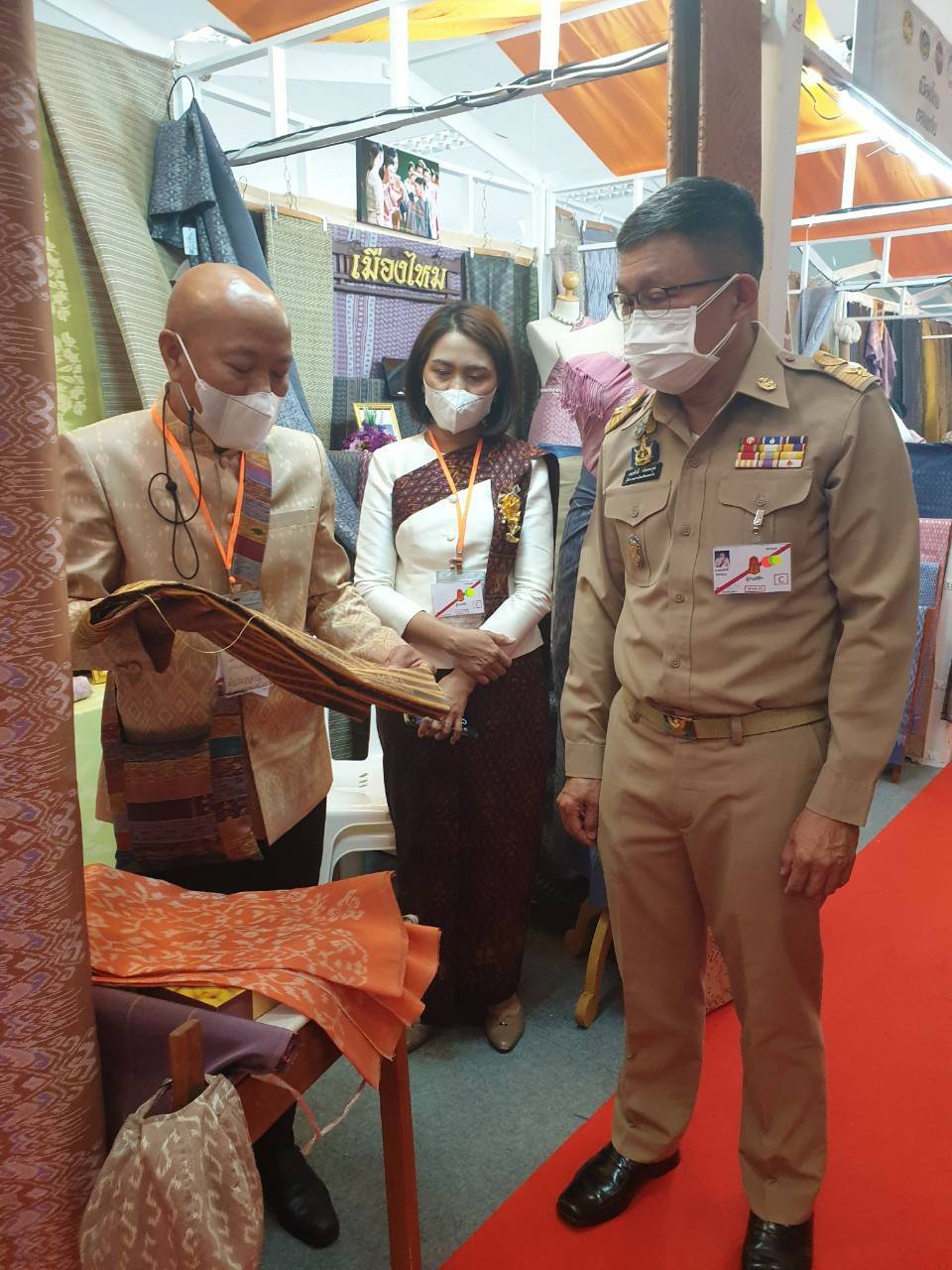 จังหวัดขอนแก่น : ปลื้มปิติ!!! สมเด็จพระเจ้าลูกเธอ เจ้าฟ้าสิริวัณณวรีฯ เสด็จทรงเป็นประธานงานเสวนาวิชาการ” หนังสือแนวโน้มและทิศทางผ้าไทยและเครื่องแต่งกายด้วยผ้าไทยเล่มที่ 2 และทอดพระเนตร นิทรรศการผลิตภัณฑ์ผ้าทอ เครื่องแต่งกาย และงานหัตถกรรมชุมชนภาคตะวันออกเฉียงเหนือ ของจังหวัดขอนแก่น