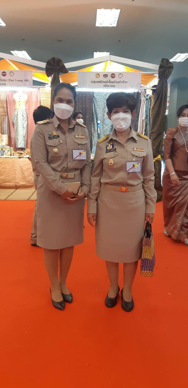 จังหวัดขอนแก่น : ปลื้มปิติ!!! สมเด็จพระเจ้าลูกเธอ เจ้าฟ้าสิริวัณณวรีฯ เสด็จทรงเป็นประธานงานเสวนาวิชาการ” หนังสือแนวโน้มและทิศทางผ้าไทยและเครื่องแต่งกายด้วยผ้าไทยเล่มที่ 2 และทอดพระเนตร นิทรรศการผลิตภัณฑ์ผ้าทอ เครื่องแต่งกาย และงานหัตถกรรมชุมชนภาคตะวันออกเฉียงเหนือ ของจังหวัดขอนแก่น