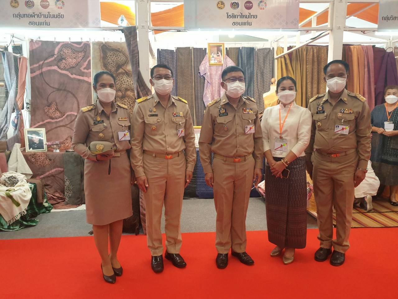 จังหวัดขอนแก่น : ปลื้มปิติ!!! สมเด็จพระเจ้าลูกเธอ เจ้าฟ้าสิริวัณณวรีฯ เสด็จทรงเป็นประธานงานเสวนาวิชาการ” หนังสือแนวโน้มและทิศทางผ้าไทยและเครื่องแต่งกายด้วยผ้าไทยเล่มที่ 2 และทอดพระเนตร นิทรรศการผลิตภัณฑ์ผ้าทอ เครื่องแต่งกาย และงานหัตถกรรมชุมชนภาคตะวันออกเฉียงเหนือ ของจังหวัดขอนแก่น