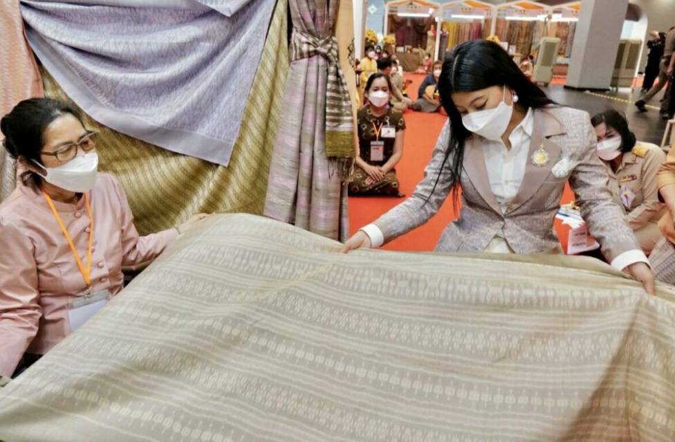 จังหวัดขอนแก่น : ปลื้มปิติ!!! สมเด็จพระเจ้าลูกเธอ เจ้าฟ้าสิริวัณณวรีฯ เสด็จทรงเป็นประธานงานเสวนาวิชาการ” หนังสือแนวโน้มและทิศทางผ้าไทยและเครื่องแต่งกายด้วยผ้าไทยเล่มที่ 2 และทอดพระเนตร นิทรรศการผลิตภัณฑ์ผ้าทอ เครื่องแต่งกาย และงานหัตถกรรมชุมชนภาคตะวันออกเฉียงเหนือ ของจังหวัดขอนแก่น