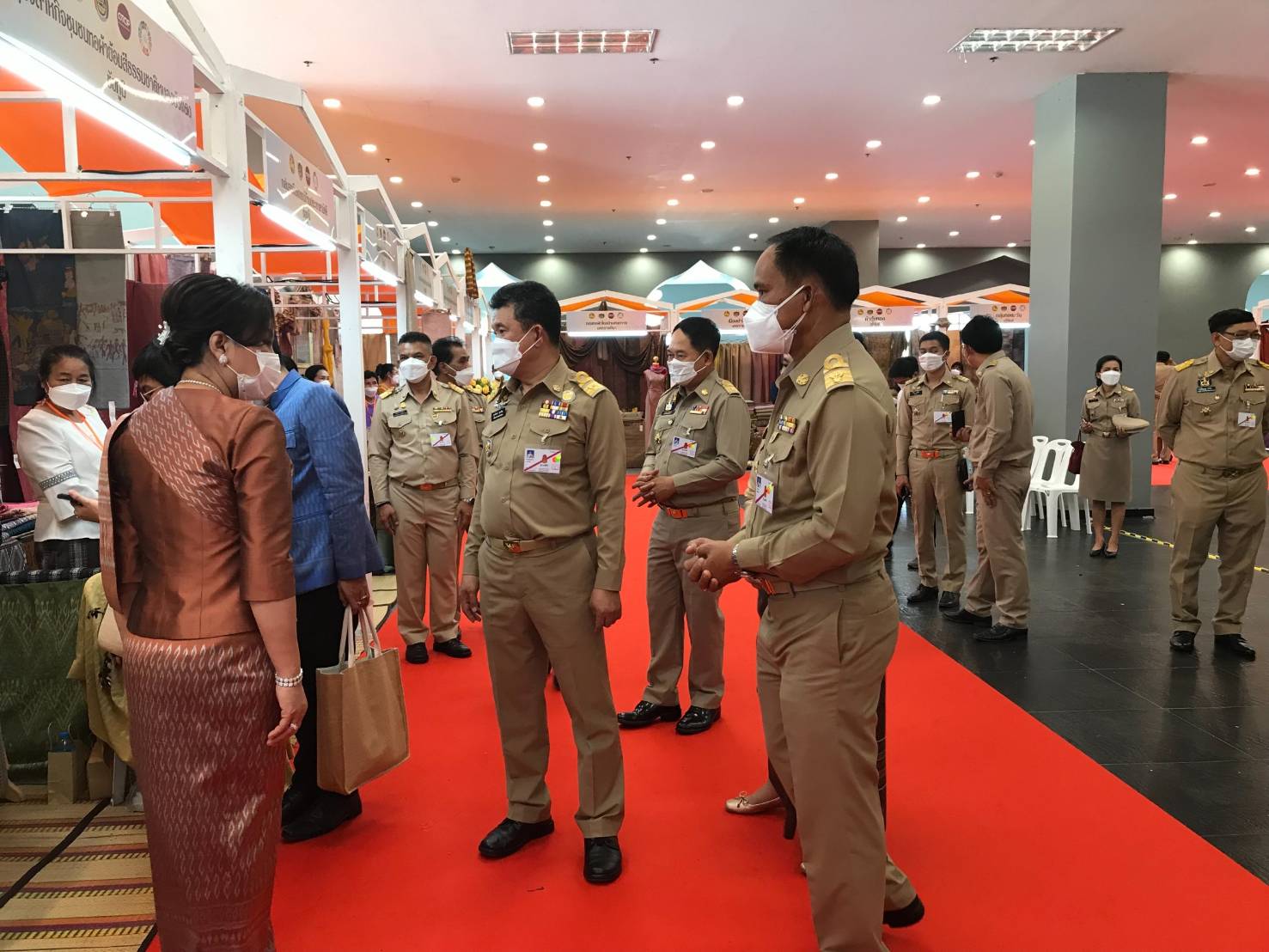 จังหวัดขอนแก่น : ปลื้มปิติ!!! สมเด็จพระเจ้าลูกเธอ เจ้าฟ้าสิริวัณณวรีฯ เสด็จทรงเป็นประธานงานเสวนาวิชาการ” หนังสือแนวโน้มและทิศทางผ้าไทยและเครื่องแต่งกายด้วยผ้าไทยเล่มที่ 2 และทอดพระเนตร นิทรรศการผลิตภัณฑ์ผ้าทอ เครื่องแต่งกาย และงานหัตถกรรมชุมชนภาคตะวันออกเฉียงเหนือ ของจังหวัดขอนแก่น
