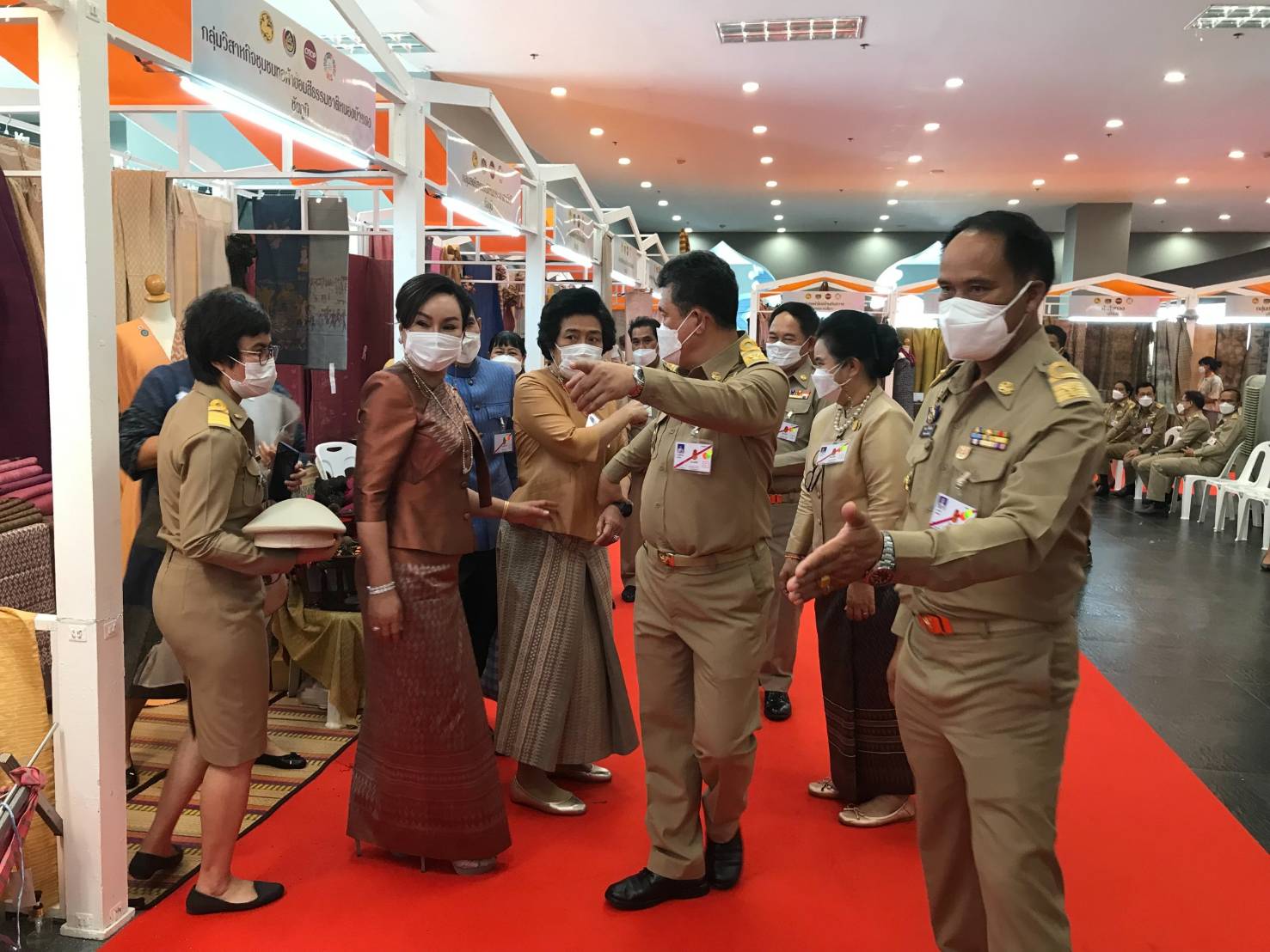 จังหวัดขอนแก่น : ปลื้มปิติ!!! สมเด็จพระเจ้าลูกเธอ เจ้าฟ้าสิริวัณณวรีฯ เสด็จทรงเป็นประธานงานเสวนาวิชาการ” หนังสือแนวโน้มและทิศทางผ้าไทยและเครื่องแต่งกายด้วยผ้าไทยเล่มที่ 2 และทอดพระเนตร นิทรรศการผลิตภัณฑ์ผ้าทอ เครื่องแต่งกาย และงานหัตถกรรมชุมชนภาคตะวันออกเฉียงเหนือ ของจังหวัดขอนแก่น