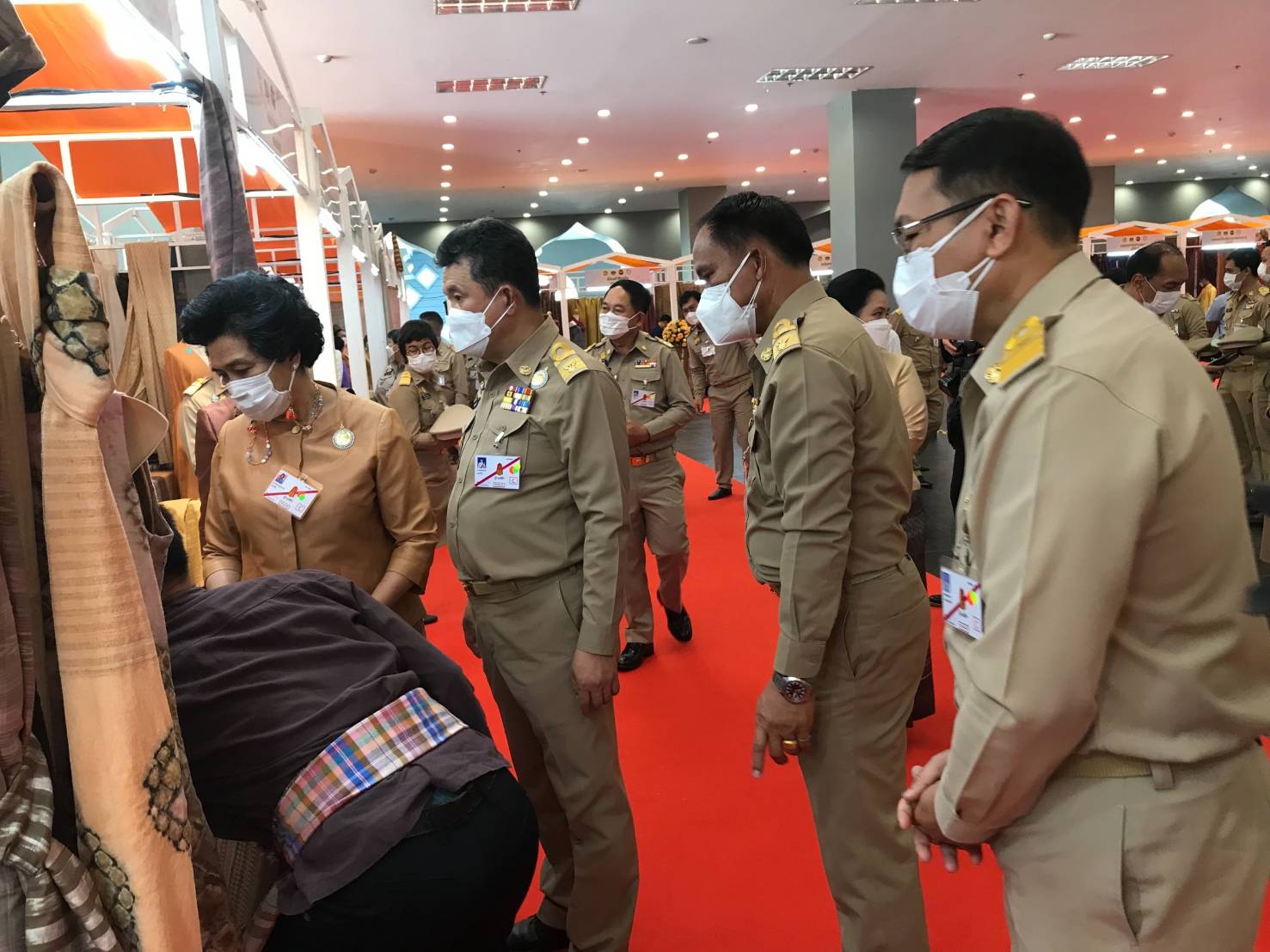 จังหวัดขอนแก่น : ปลื้มปิติ!!! สมเด็จพระเจ้าลูกเธอ เจ้าฟ้าสิริวัณณวรีฯ เสด็จทรงเป็นประธานงานเสวนาวิชาการ” หนังสือแนวโน้มและทิศทางผ้าไทยและเครื่องแต่งกายด้วยผ้าไทยเล่มที่ 2 และทอดพระเนตร นิทรรศการผลิตภัณฑ์ผ้าทอ เครื่องแต่งกาย และงานหัตถกรรมชุมชนภาคตะวันออกเฉียงเหนือ ของจังหวัดขอนแก่น