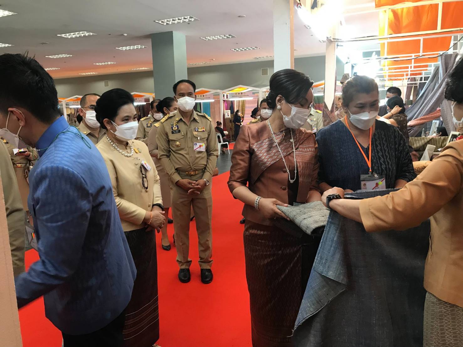 จังหวัดขอนแก่น : ปลื้มปิติ!!! สมเด็จพระเจ้าลูกเธอ เจ้าฟ้าสิริวัณณวรีฯ เสด็จทรงเป็นประธานงานเสวนาวิชาการ” หนังสือแนวโน้มและทิศทางผ้าไทยและเครื่องแต่งกายด้วยผ้าไทยเล่มที่ 2 และทอดพระเนตร นิทรรศการผลิตภัณฑ์ผ้าทอ เครื่องแต่งกาย และงานหัตถกรรมชุมชนภาคตะวันออกเฉียงเหนือ ของจังหวัดขอนแก่น