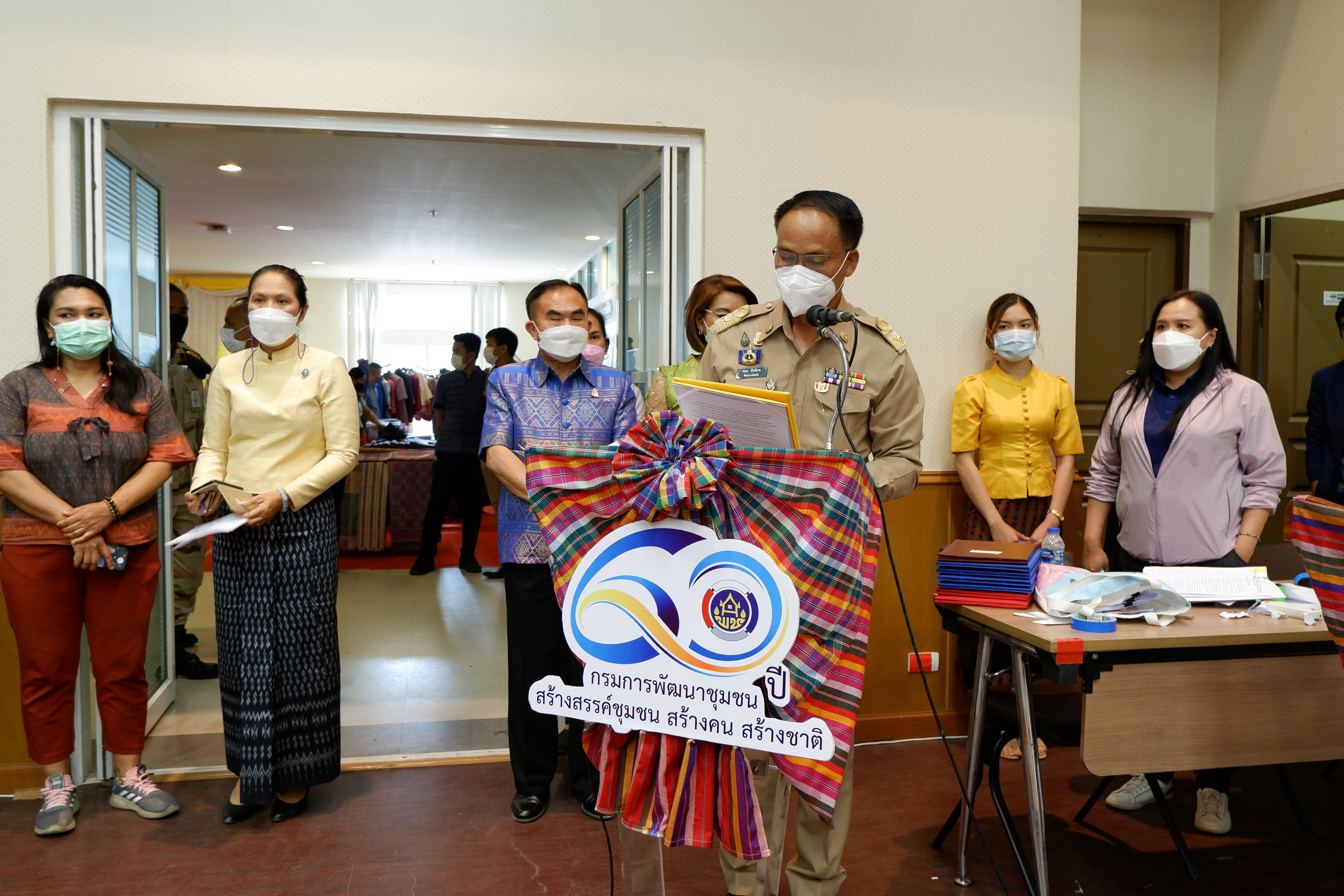 จังหวัดขอนแก่น Kick off และพิธีลงนามประสานความร่วมมือ ( MOU ) ขจัดความยากจนและพัฒนาคนทุกช่วงวัยอย่างยั่งยืน ตามหลักปรัชญาของเศรษฐกิจพอเพียง ภายใต้ยุทธศาสตร์ “แก่นคูน เกื้อกูล คนขอนแก่นไม่ทอดทิ้งกัน” บูรณาการขับเคลื่อนศูนย์ช่วยเหลือสังคมตำบลในทุกๆด้าน ให้กับ 360 ครอบครัว มีชีวิตและความเป็นอยู่ที่ดีขึ้น