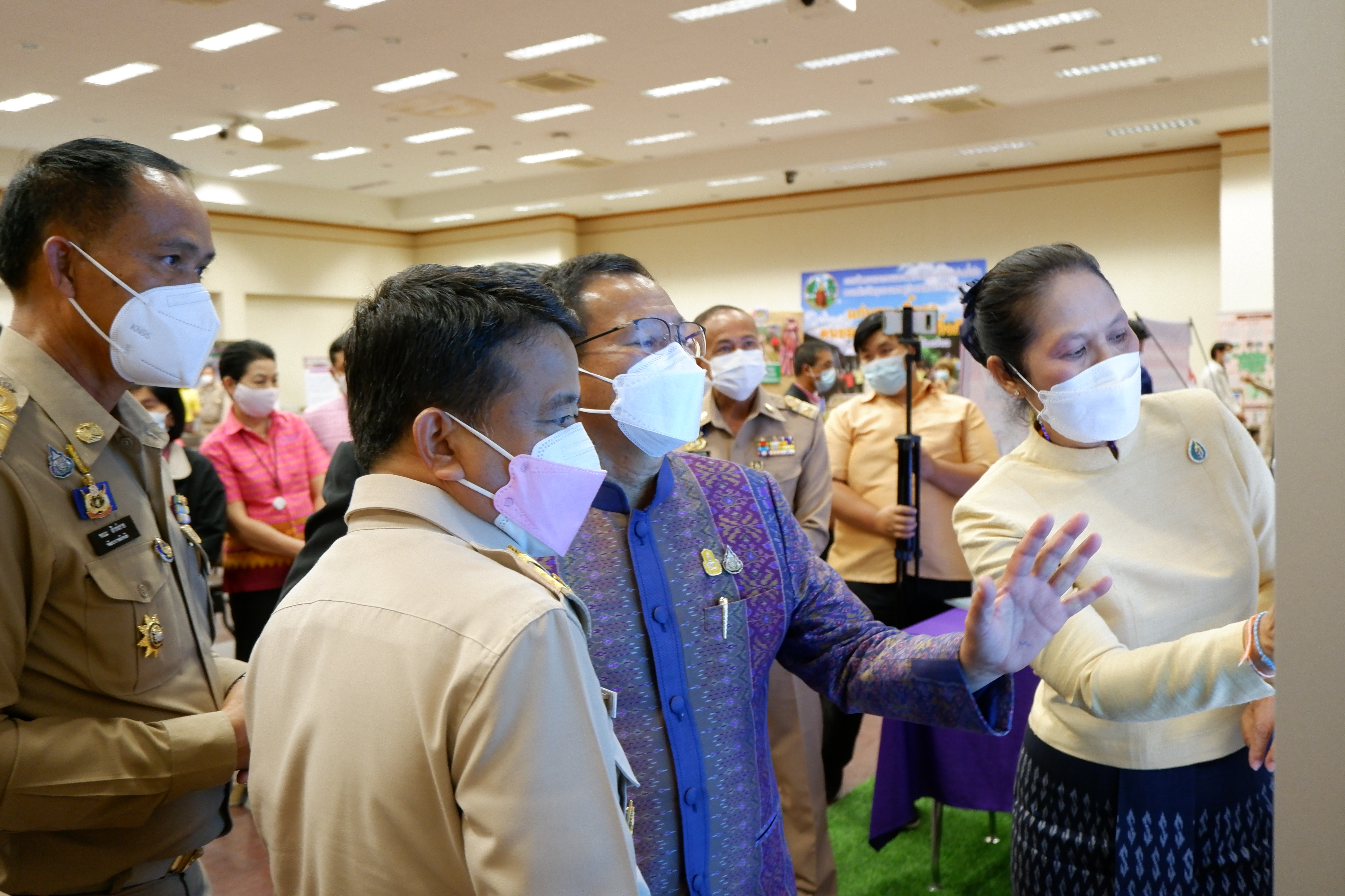 จังหวัดขอนแก่น Kick off และพิธีลงนามประสานความร่วมมือ ( MOU ) ขจัดความยากจนและพัฒนาคนทุกช่วงวัยอย่างยั่งยืน ตามหลักปรัชญาของเศรษฐกิจพอเพียง ภายใต้ยุทธศาสตร์ “แก่นคูน เกื้อกูล คนขอนแก่นไม่ทอดทิ้งกัน” บูรณาการขับเคลื่อนศูนย์ช่วยเหลือสังคมตำบลในทุกๆด้าน ให้กับ 360 ครอบครัว มีชีวิตและความเป็นอยู่ที่ดีขึ้น