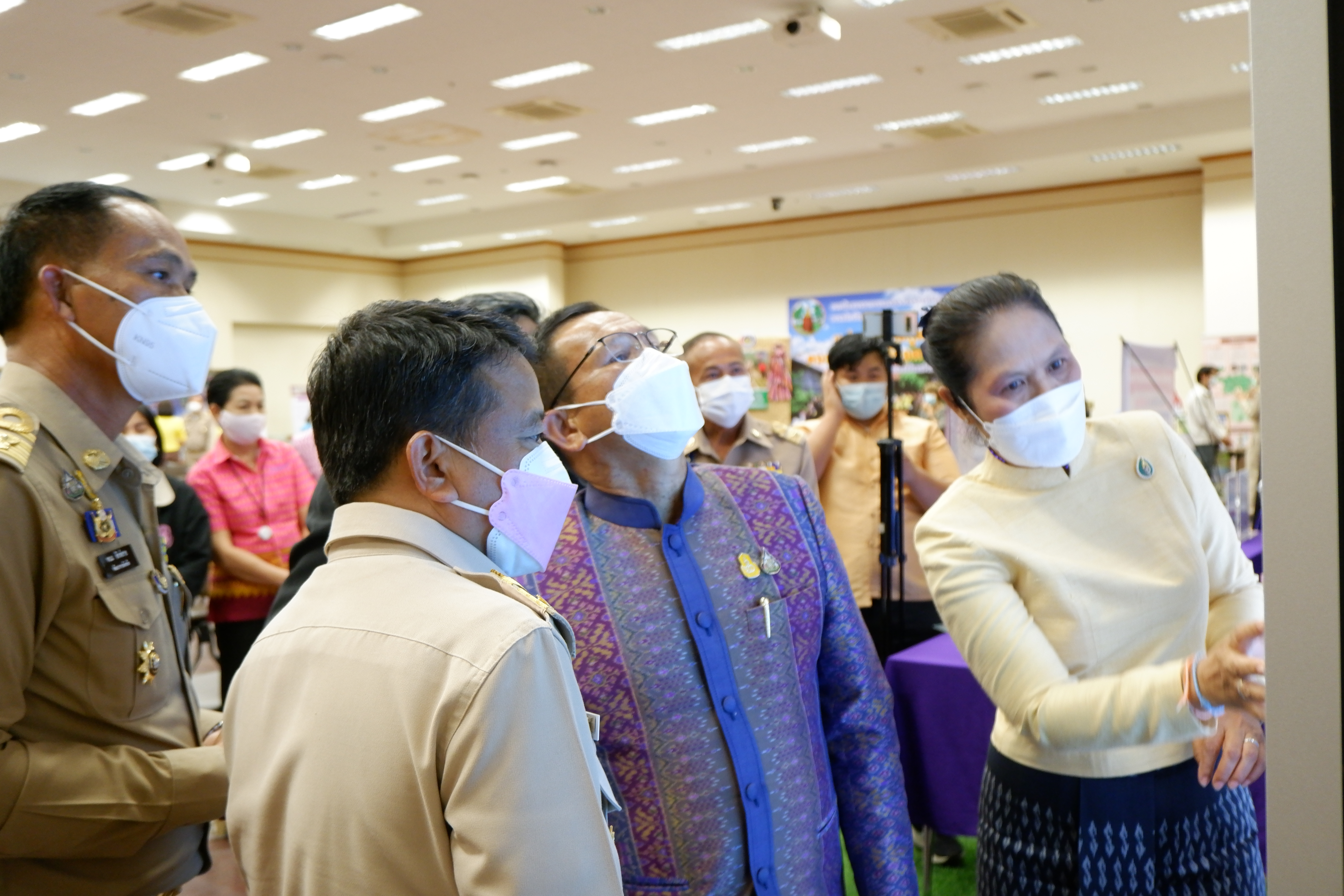 จังหวัดขอนแก่น Kick off และพิธีลงนามประสานความร่วมมือ ( MOU ) ขจัดความยากจนและพัฒนาคนทุกช่วงวัยอย่างยั่งยืน ตามหลักปรัชญาของเศรษฐกิจพอเพียง ภายใต้ยุทธศาสตร์ “แก่นคูน เกื้อกูล คนขอนแก่นไม่ทอดทิ้งกัน” บูรณาการขับเคลื่อนศูนย์ช่วยเหลือสังคมตำบลในทุกๆด้าน ให้กับ 360 ครอบครัว มีชีวิตและความเป็นอยู่ที่ดีขึ้น