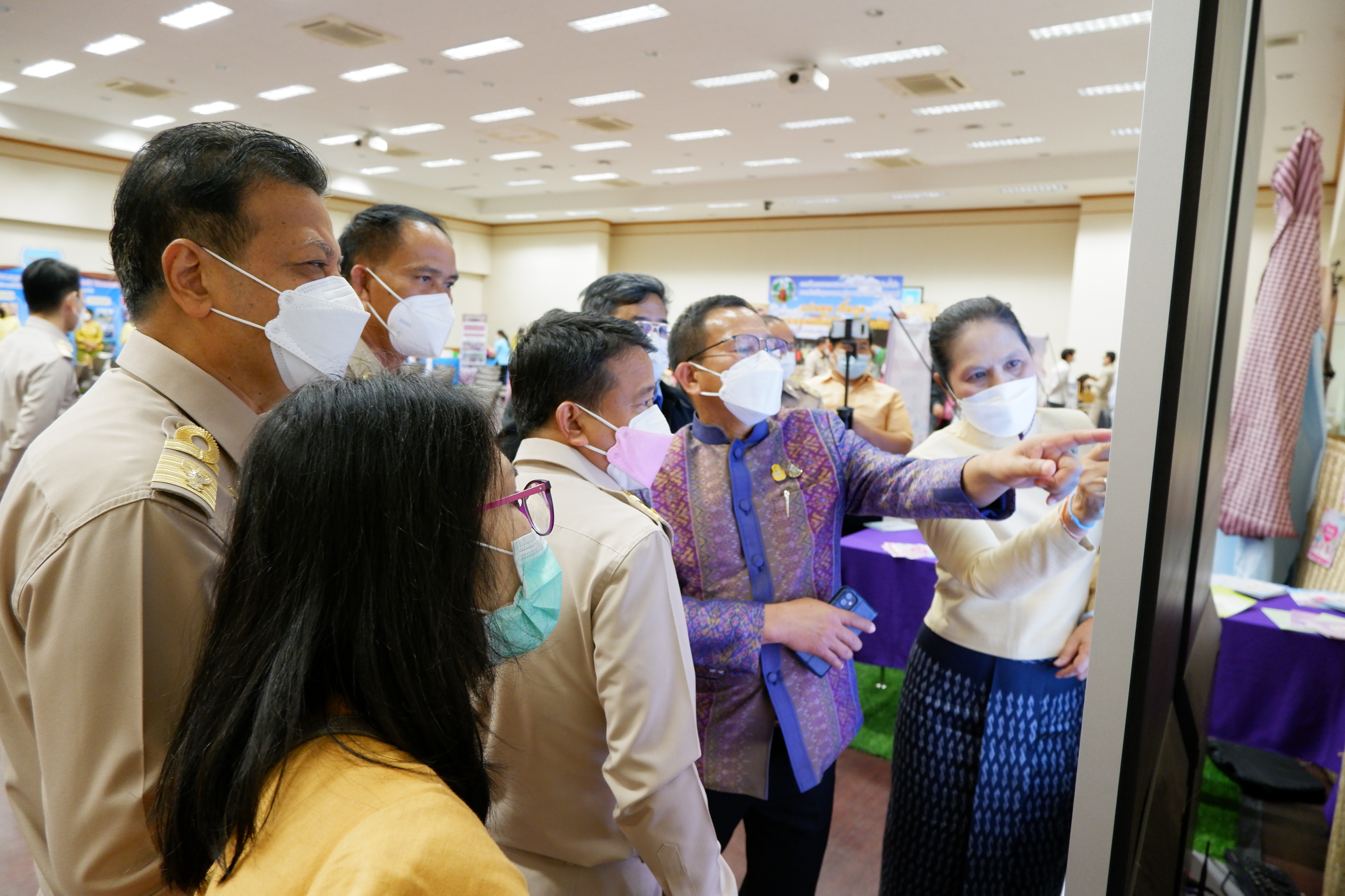 จังหวัดขอนแก่น Kick off และพิธีลงนามประสานความร่วมมือ ( MOU ) ขจัดความยากจนและพัฒนาคนทุกช่วงวัยอย่างยั่งยืน ตามหลักปรัชญาของเศรษฐกิจพอเพียง ภายใต้ยุทธศาสตร์ “แก่นคูน เกื้อกูล คนขอนแก่นไม่ทอดทิ้งกัน” บูรณาการขับเคลื่อนศูนย์ช่วยเหลือสังคมตำบลในทุกๆด้าน ให้กับ 360 ครอบครัว มีชีวิตและความเป็นอยู่ที่ดีขึ้น