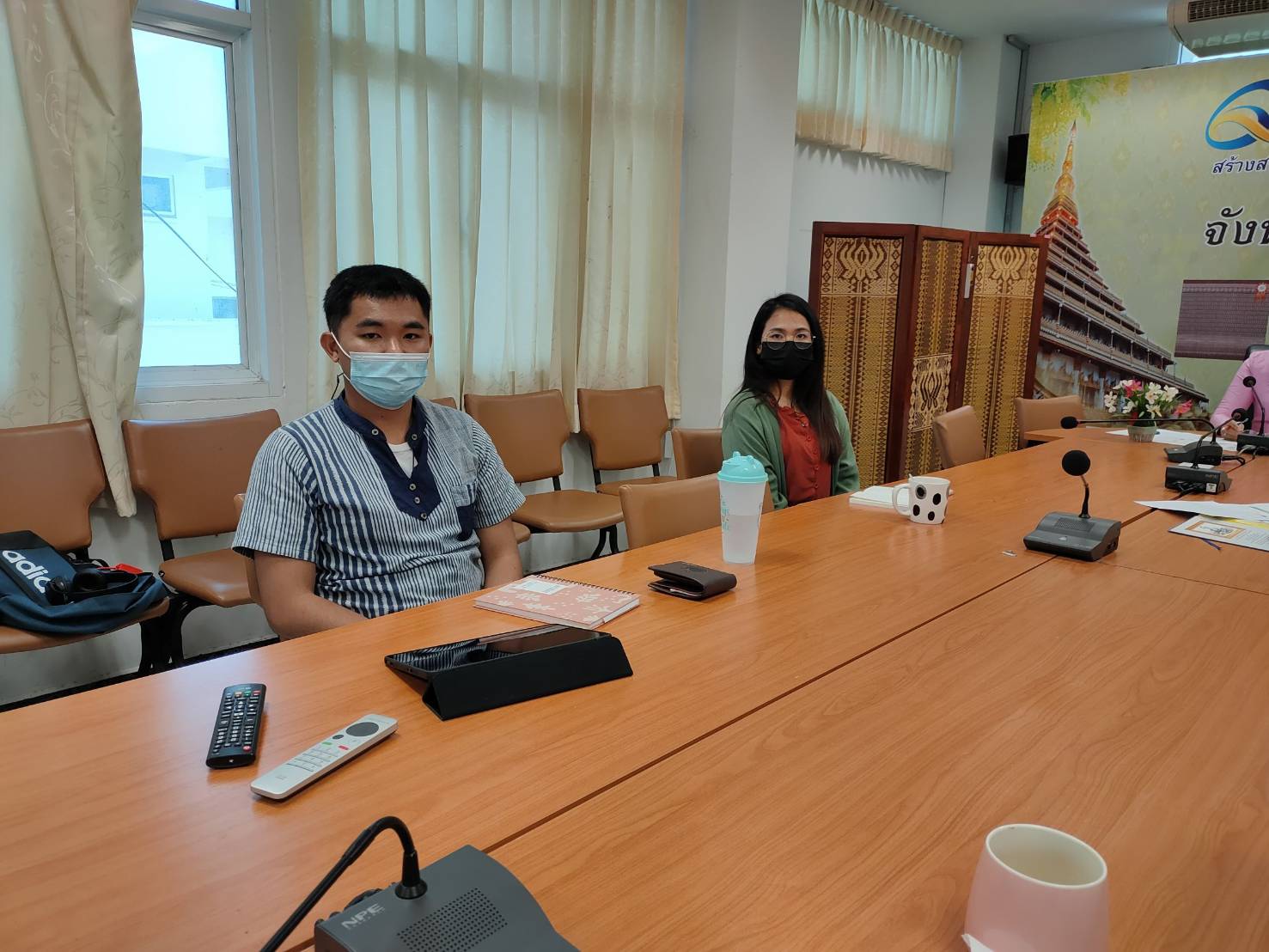 พช.ขอนแก่น : ร่วมประชุมติดตามผลการตรวจสอบข้อมูลครัวเรือนภายใต้การขับเคลื่อนการดำเนินงานขจัดความยากจนและพัฒนาคนทุกช่วงวัยอย่างยั่งยืนตามหลักปรัชญาของเศรษฐกิจพอเพียง ผ่านระบบ Video Conference