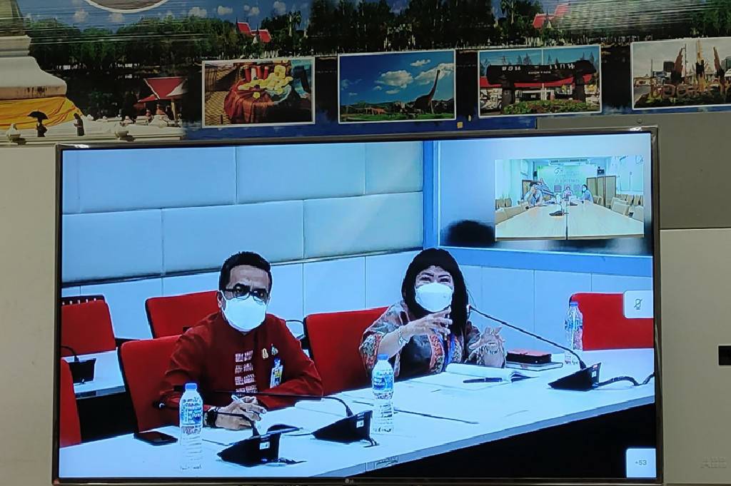 พช.ขอนแก่น : ร่วมประชุมติดตามผลการตรวจสอบข้อมูลครัวเรือนภายใต้การขับเคลื่อนการดำเนินงานขจัดความยากจนและพัฒนาคนทุกช่วงวัยอย่างยั่งยืนตามหลักปรัชญาของเศรษฐกิจพอเพียง ผ่านระบบ Video Conference