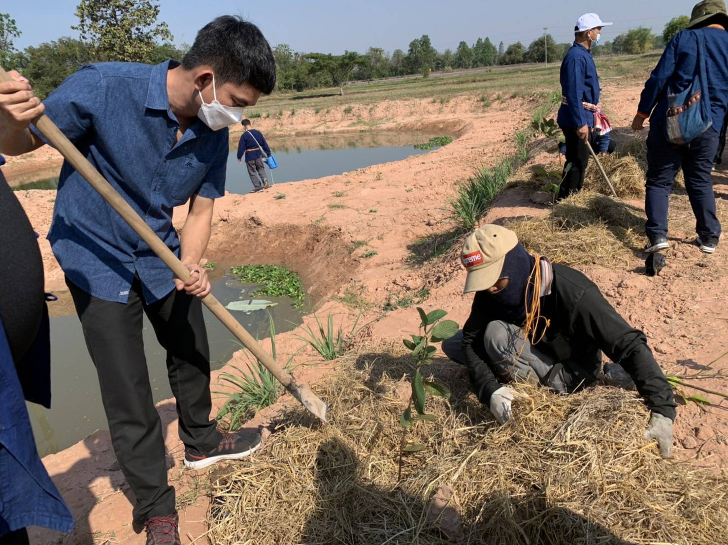 พช.ขอนแก่น : รองอธิบดีกรมการพัฒนาชุมชน “นายนิวัติ น้อยผาง” ลงพื้นที่ตรวจเยี่ยมและติดตามผลการดำเนินงานโครงการพัฒนาพื้นที่ต้นแบบการพัฒนาคุณภาพชีวิต ตามหลักทฤษฎีใหม่ประยุกต์สู่ โคก หนอง นา โมเดล จังหวัดขอนแก่น