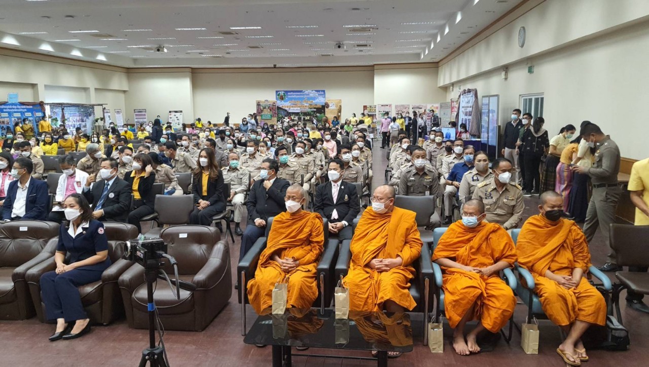 จังหวัดขอนแก่น Kick off และพิธีลงนามประสานความร่วมมือ ( MOU ) ขจัดความยากจนและพัฒนาคนทุกช่วงวัยอย่างยั่งยืน ตามหลักปรัชญาของเศรษฐกิจพอเพียง ภายใต้ยุทธศาสตร์ “แก่นคูน เกื้อกูล คนขอนแก่นไม่ทอดทิ้งกัน” บูรณาการขับเคลื่อนศูนย์ช่วยเหลือสังคมตำบลในทุกๆด้าน ให้กับ 360 ครอบครัว มีชีวิตและความเป็นอยู่ที่ดีขึ้น