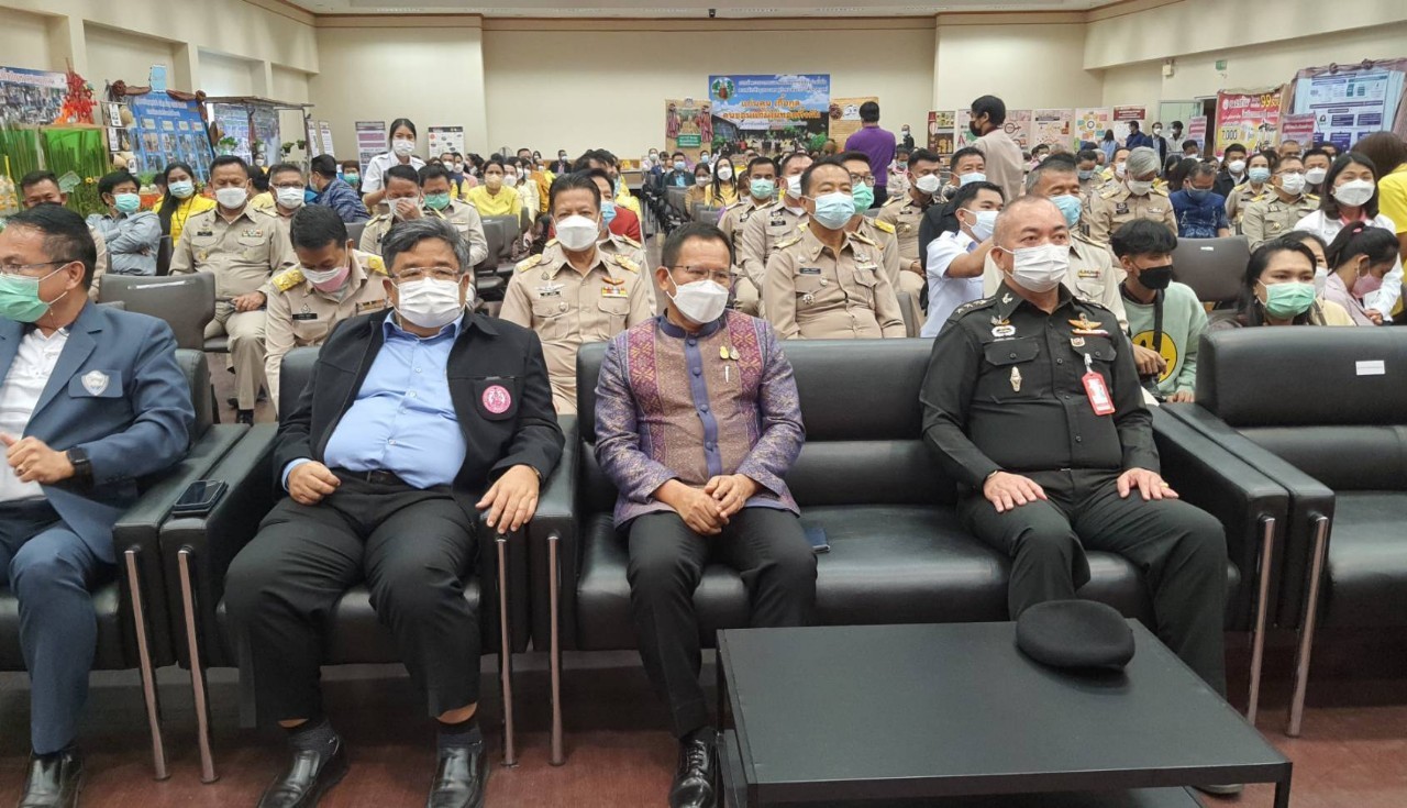 จังหวัดขอนแก่น Kick off และพิธีลงนามประสานความร่วมมือ ( MOU ) ขจัดความยากจนและพัฒนาคนทุกช่วงวัยอย่างยั่งยืน ตามหลักปรัชญาของเศรษฐกิจพอเพียง ภายใต้ยุทธศาสตร์ “แก่นคูน เกื้อกูล คนขอนแก่นไม่ทอดทิ้งกัน” บูรณาการขับเคลื่อนศูนย์ช่วยเหลือสังคมตำบลในทุกๆด้าน ให้กับ 360 ครอบครัว มีชีวิตและความเป็นอยู่ที่ดีขึ้น