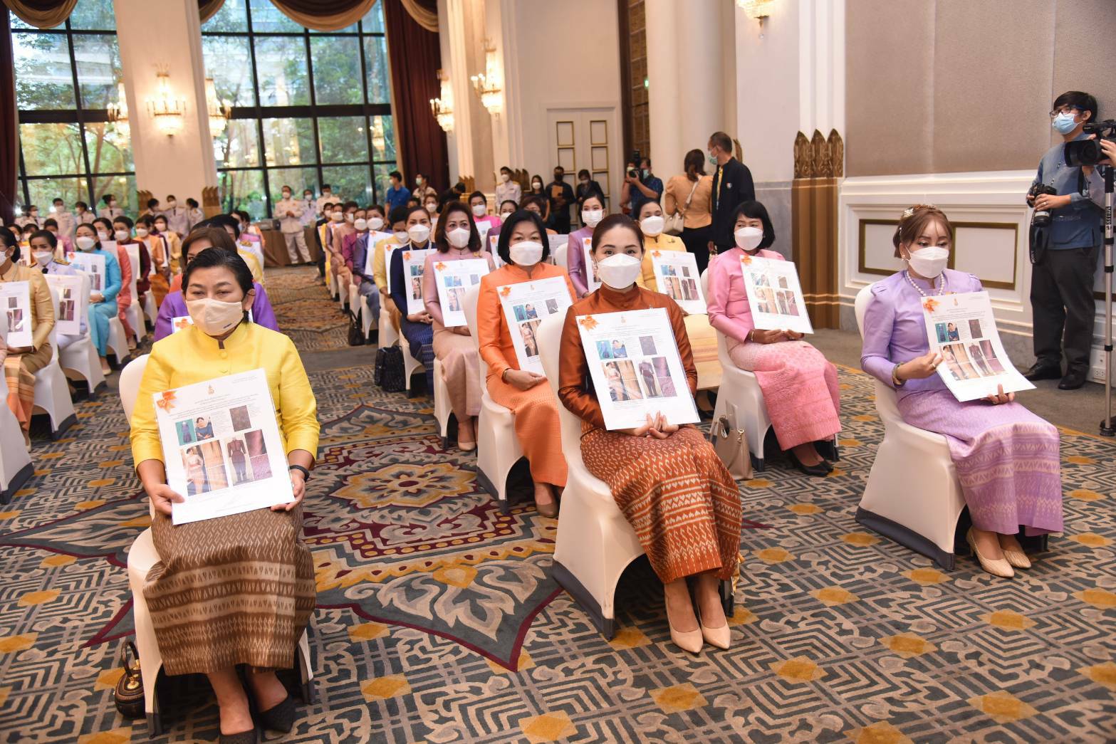 ผู้ว่าฯ ขอนแก่น  รับมอบแบบลายผ้าขิดพระราชทาน “ผ้าขิดลายนารีรัตนราชกัญญา” เพื่อนำไปมอบให้กับช่างทอผ้าทุกกลุ่ม ทุกเทคนิค นำไปทอผ้า ผลิตผ้าตามอัตลักษณ์ภูมิปัญญาชาวขอนแก่นต่อไป