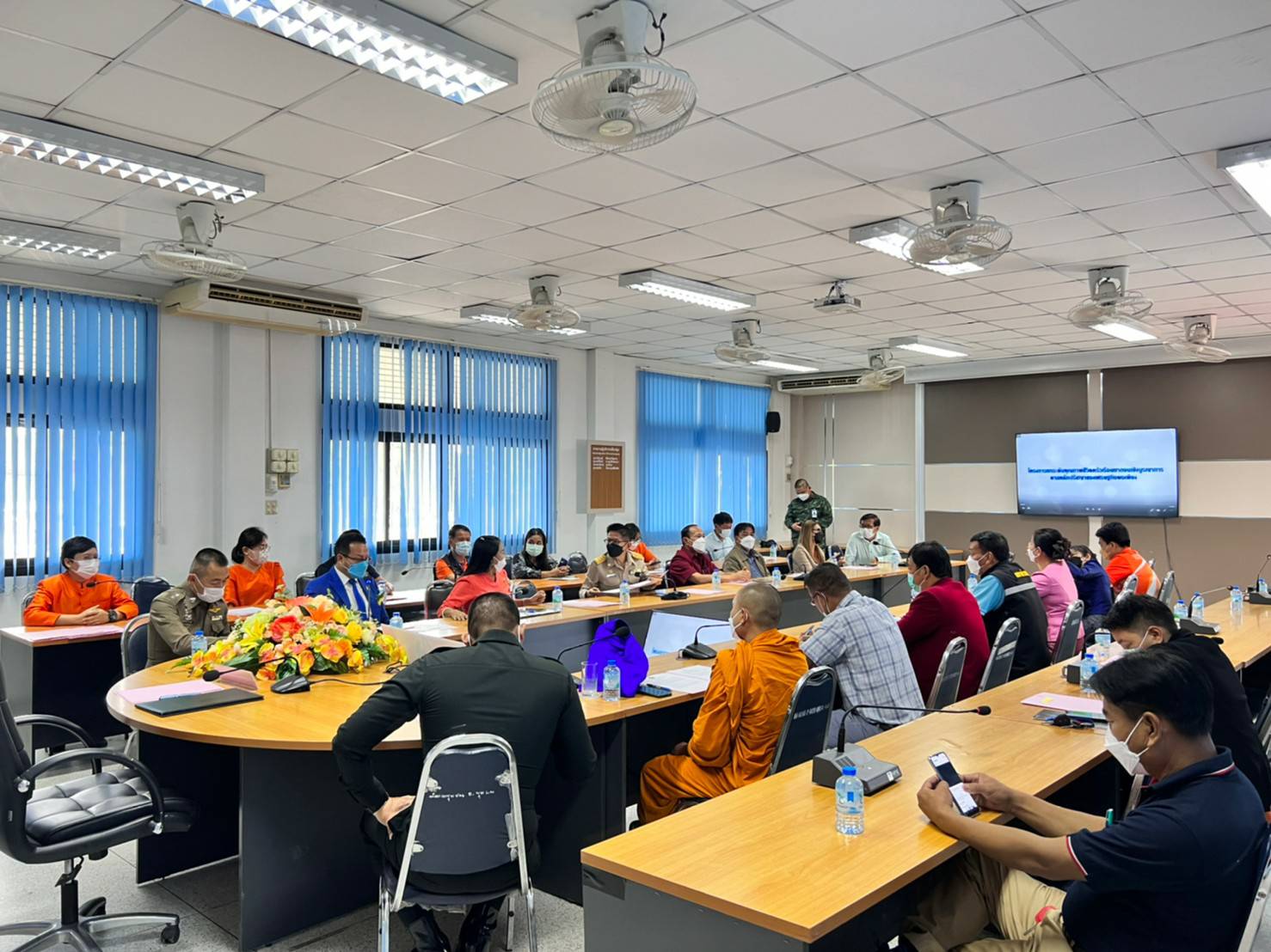 จังหวัดขอนแก่น : อำเภอชุมแพ จัดพิธีลงนามประสานความร่วมมือ ( MOU ) ขจัดความยากจนและพัฒนาคนทุกช่วงวัยอย่างยั่งยืน ตามหลักปรัชญาของเศรษฐกิจพอเพียง ภายใต้ยุทธศาสตร์ “แก่นคูน เกื้อกูล คนขอนแก่นไม่ทอดทิ้งกัน”
