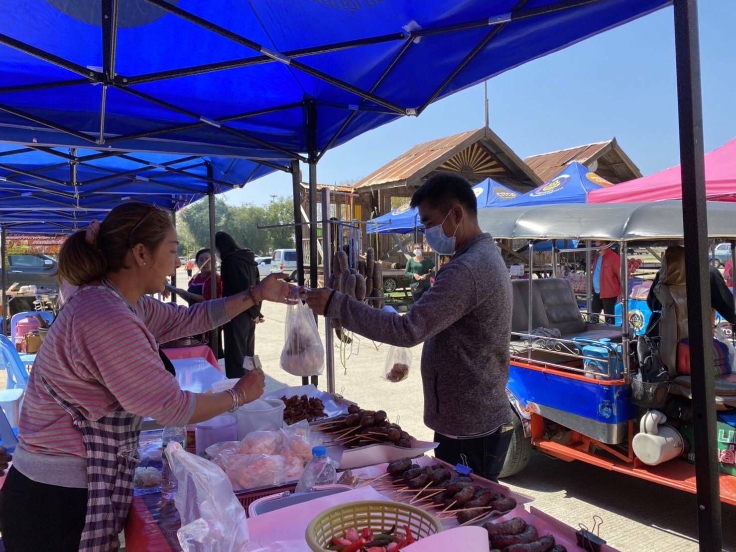 จังหวัดขอนแก่น : !! แก้ปัญหาค่าครองชีพประชาชนอย่างต่อเนื่อง ผนึกกำลังภาคเอกชน ภาคประชาชน จัดตลาดนัดชุมชน ประชาสุขใจ สู้ภัย COVID -19