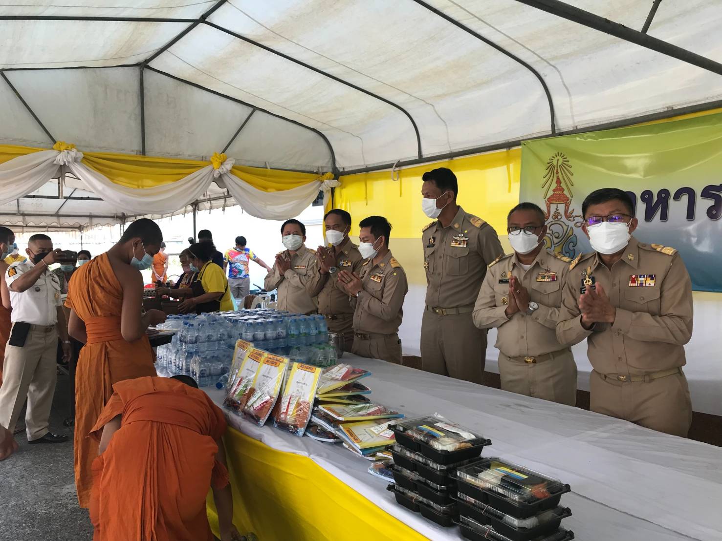 จังหวัดขอนแก่น :ประกอบพิธีถวายภัตตาหารเพล และสิ่งของพระราชทานแด่พระภิกษุ สามเณร ในการสอบบาลีสนามหลวง ประจำปี 2565