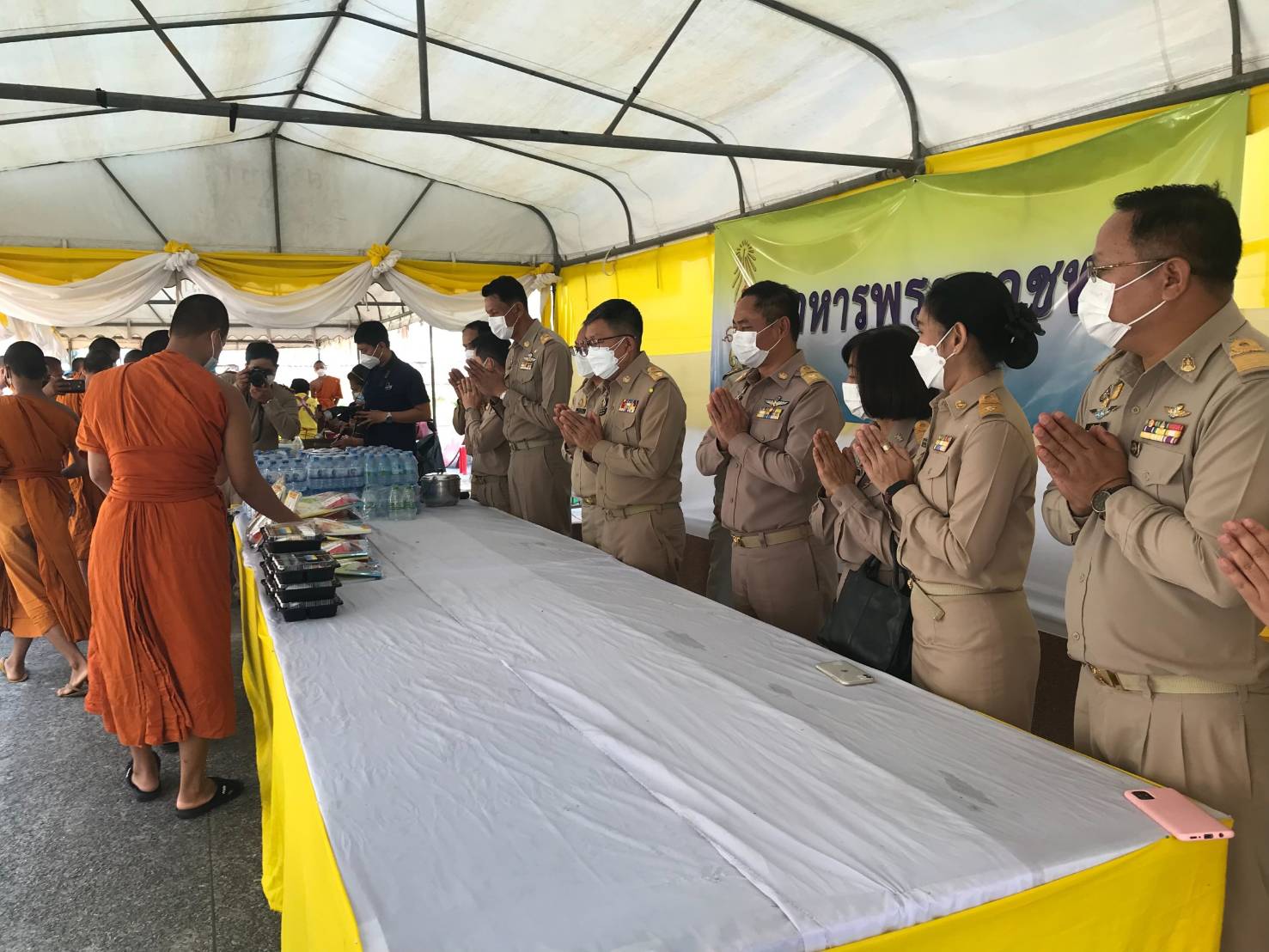จังหวัดขอนแก่น :ประกอบพิธีถวายภัตตาหารเพล และสิ่งของพระราชทานแด่พระภิกษุ สามเณร ในการสอบบาลีสนามหลวง ประจำปี 2565