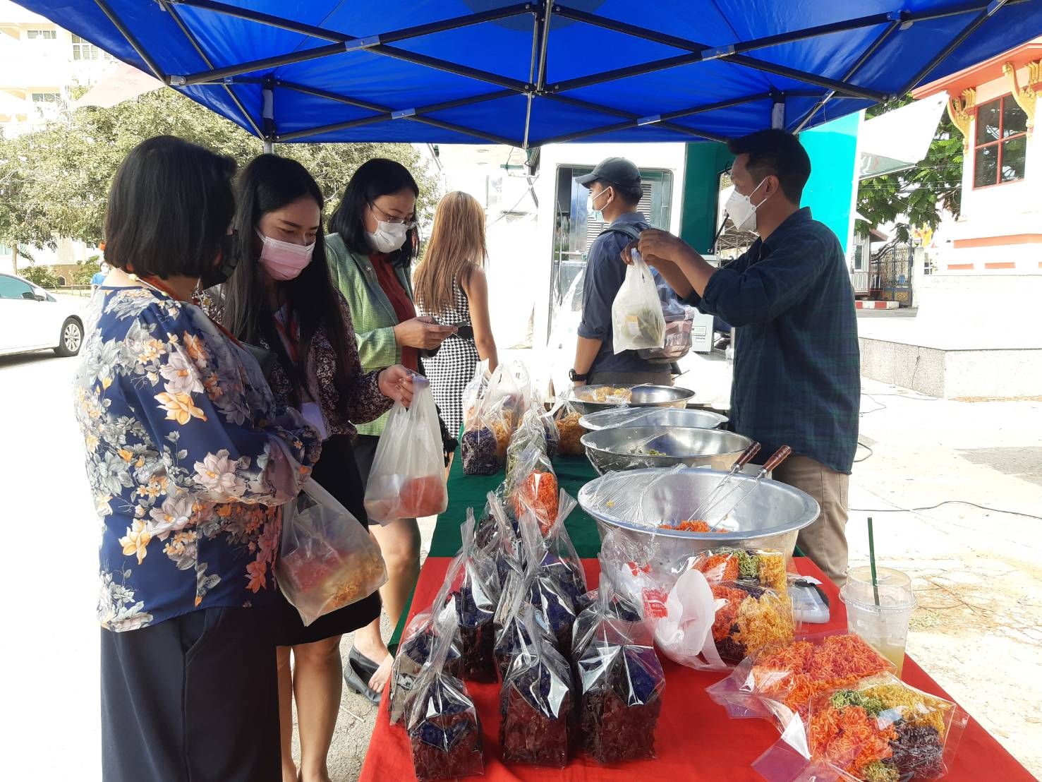 จังหวัดขอนแก่น : !!มาตามนัด ตามคำเรียกร้อง ผนึกกำลังภาคเอกชน ภาคประชาชนร่วมแรงร่วมใจจัดตลาดนัดชุมชน ประชาสุขใจ สู้ภัย COVID -19