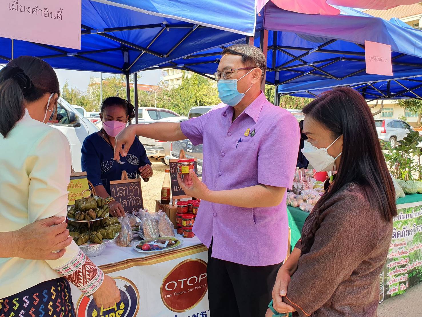 พช.ขอนแก่น : ผนึกกำลังผู้ผลิต ผู้ประกอบการ OTOP ภาคเอกชน ภาคประชาชนร่วมแรงร่วมใจจัดงาน ตลาดนัดชุมชน ประชาสุขใจ สู้ภัย COVID -19