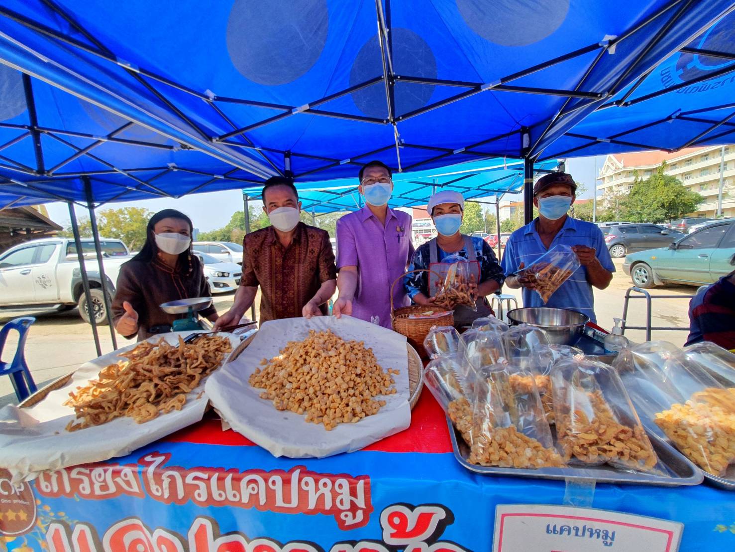 พช.ขอนแก่น : ผนึกกำลังผู้ผลิต ผู้ประกอบการ OTOP ภาคเอกชน ภาคประชาชนร่วมแรงร่วมใจจัดงาน ตลาดนัดชุมชน ประชาสุขใจ สู้ภัย COVID -19