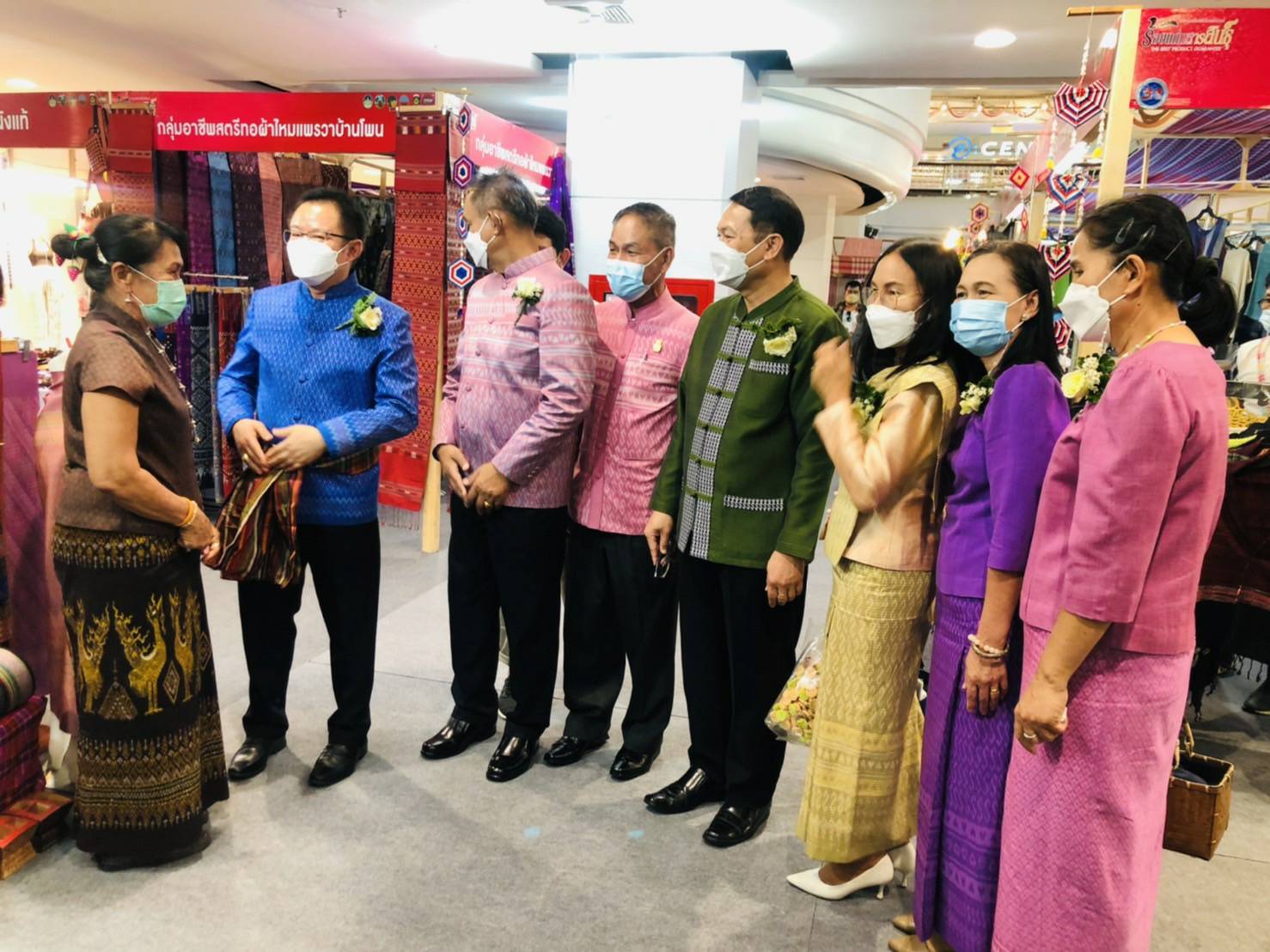 พช.ขอนแก่น : ร่วมเป็นเกียรติในพิธีเปิดโครงการตามแผนปฏิบัติราชการประจำปีของกลุ่มจังหวัดภาคตะวันออกเฉียงเหนือตอนกลาง ประจำปีงบประมาณ พ.ศ.2564 โครงการยกระดับผ้าไหมกลุ่มจังหวัดสู่นานาชาติ กิจกรรมยกระดับผ้าไหมกลุ่มจังหวัดสู่นานาชาติ (จังหวัดมหาสารคาม)